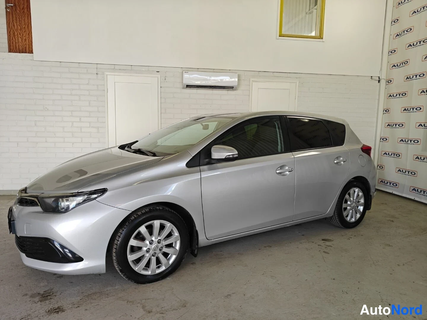 Hopea Toyota Auris 2015, etuviisto, keula vasemmalle, kuva 3