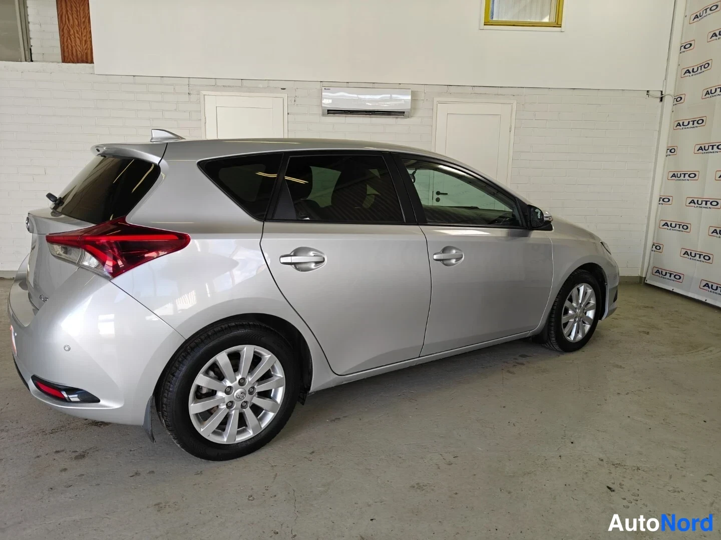 Hopea Toyota Auris 2015, takaviisto, kuva 4