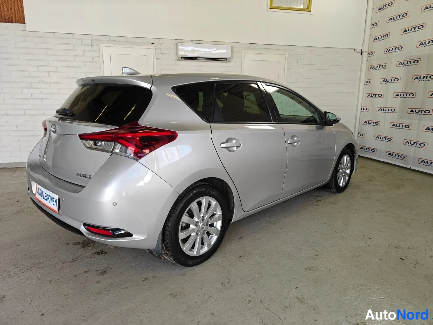 Hopea Toyota Auris 2015, takaviisto, kuva 5