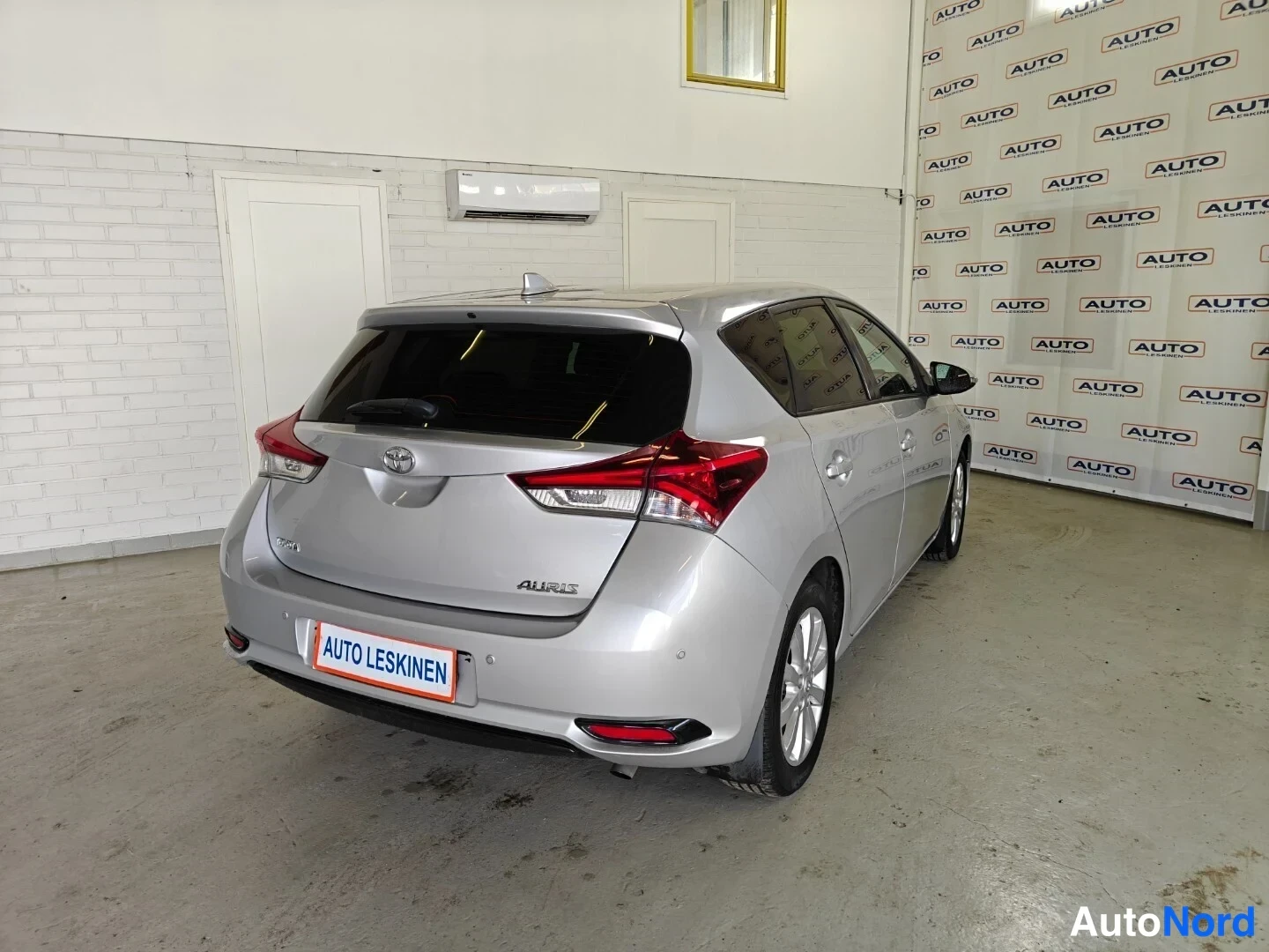 Hopea Toyota Auris 2015, takaviisto, kuva 6