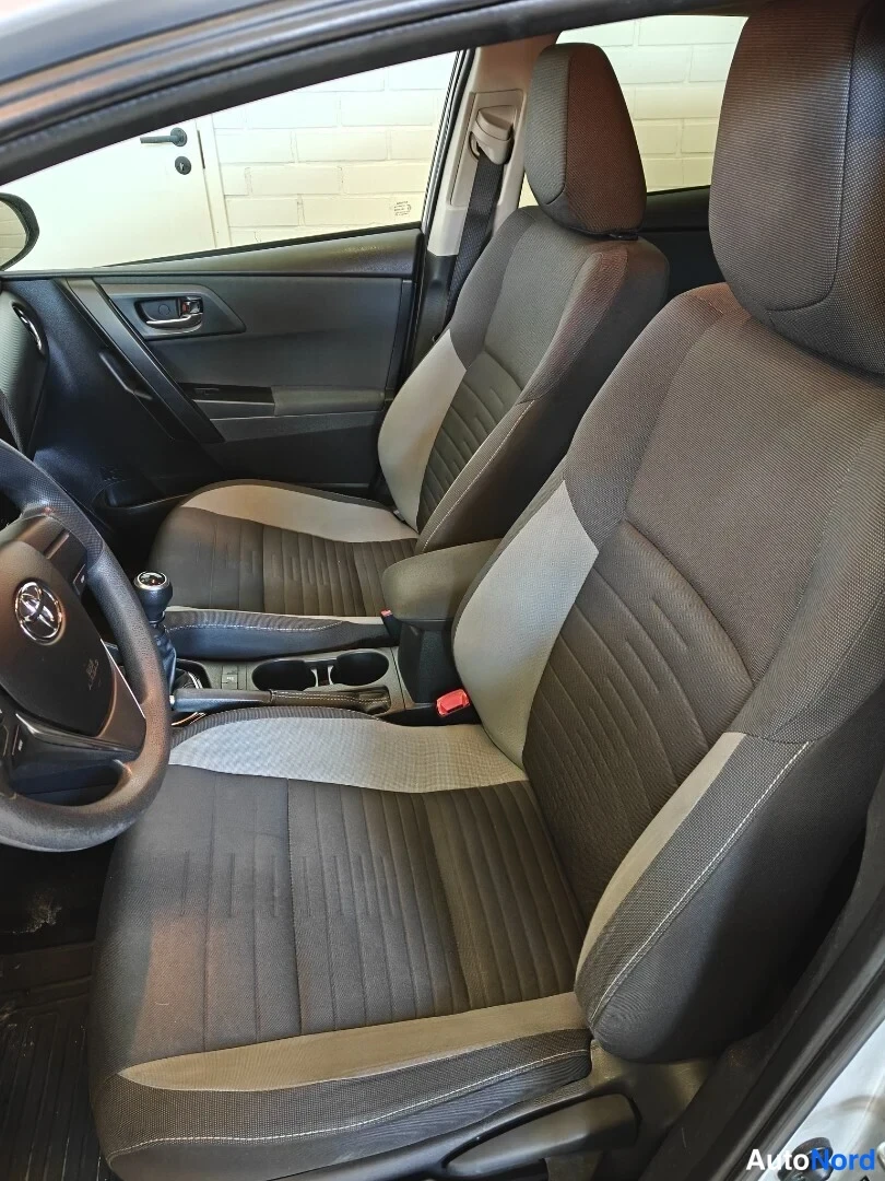 Hopea Toyota Auris 2015, etuistuimet, kuva 9