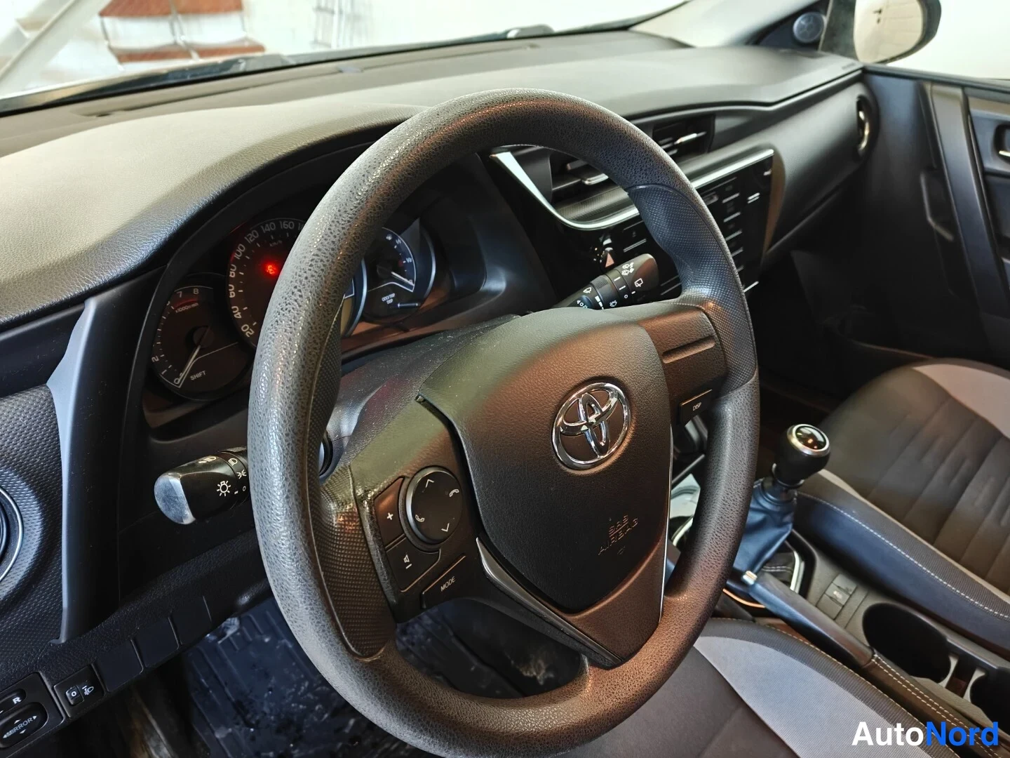 Hopea Toyota Auris 2015, ohjaamo, kuva 7