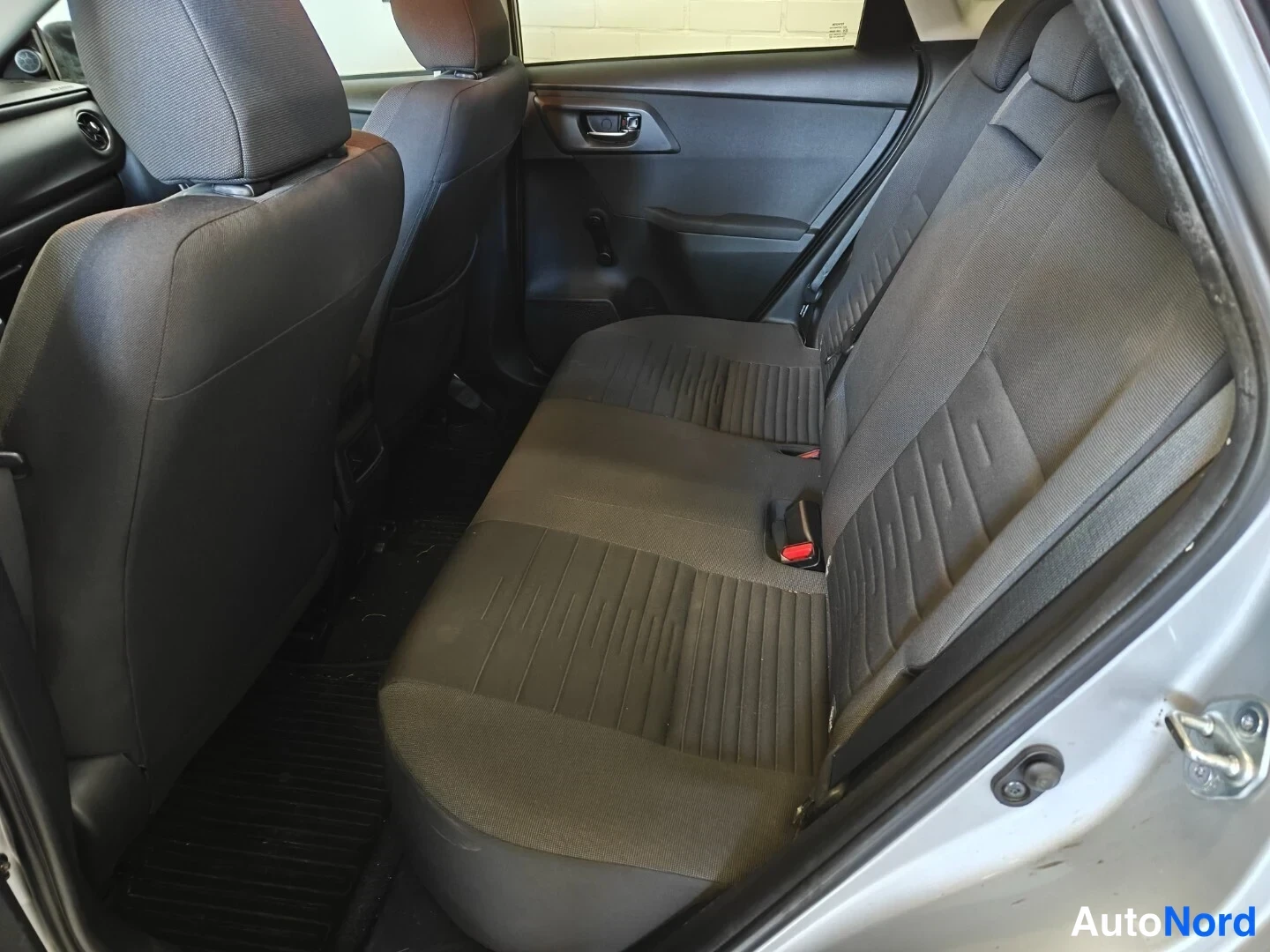 Hopea Toyota Auris 2015, takaistuimet, kuva 10