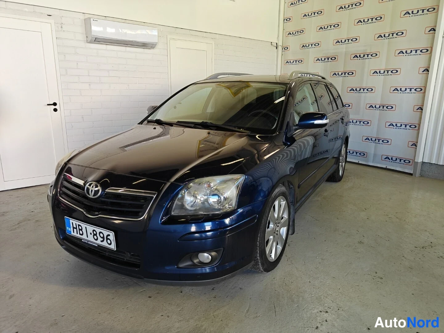 Sininen Toyota Avensis 2008, etuviisto, keula vasemmalle, kuva 3