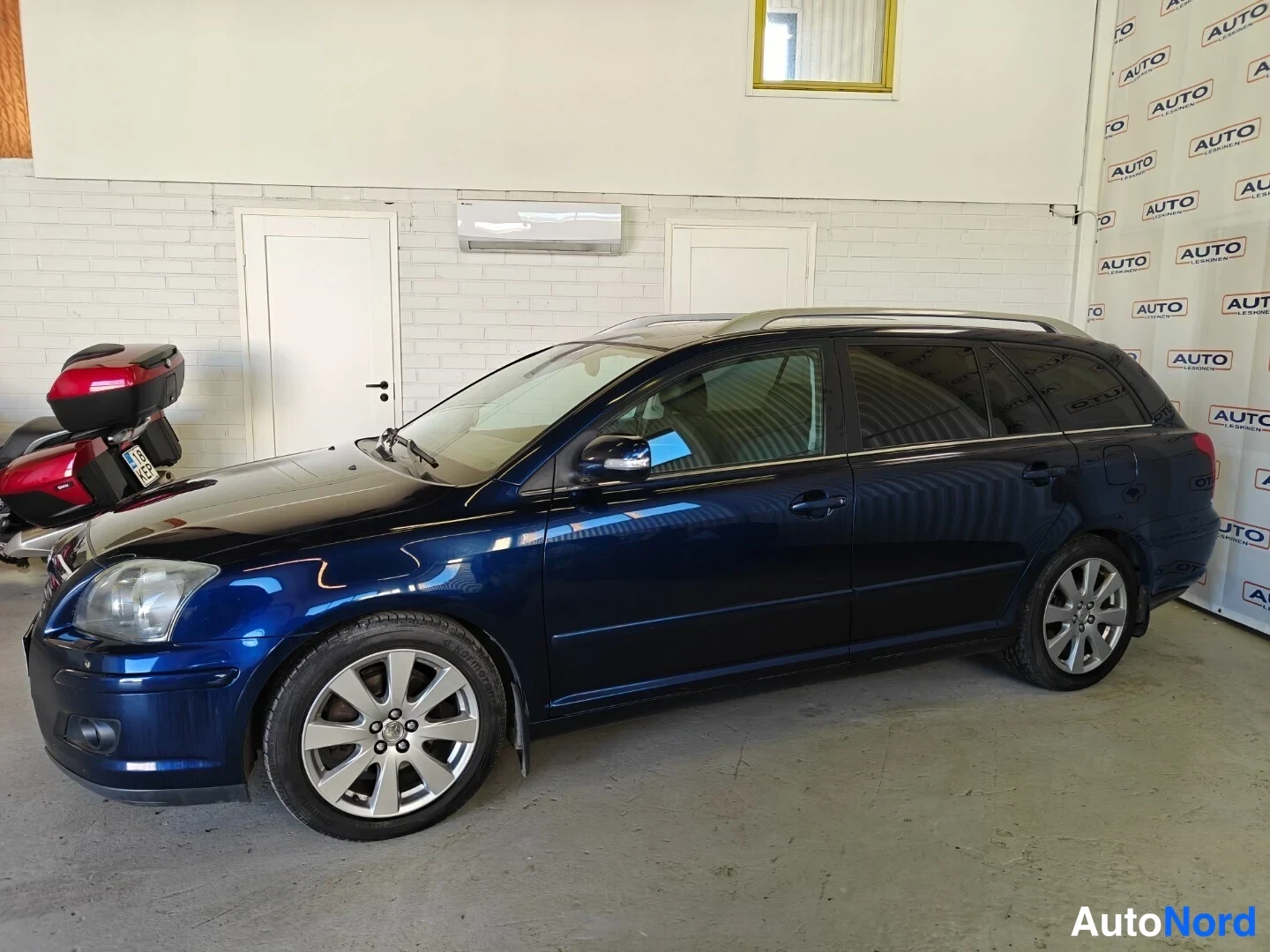 Sininen Toyota Avensis 2008, etuviisto, keula vasemmalle, kuva 2