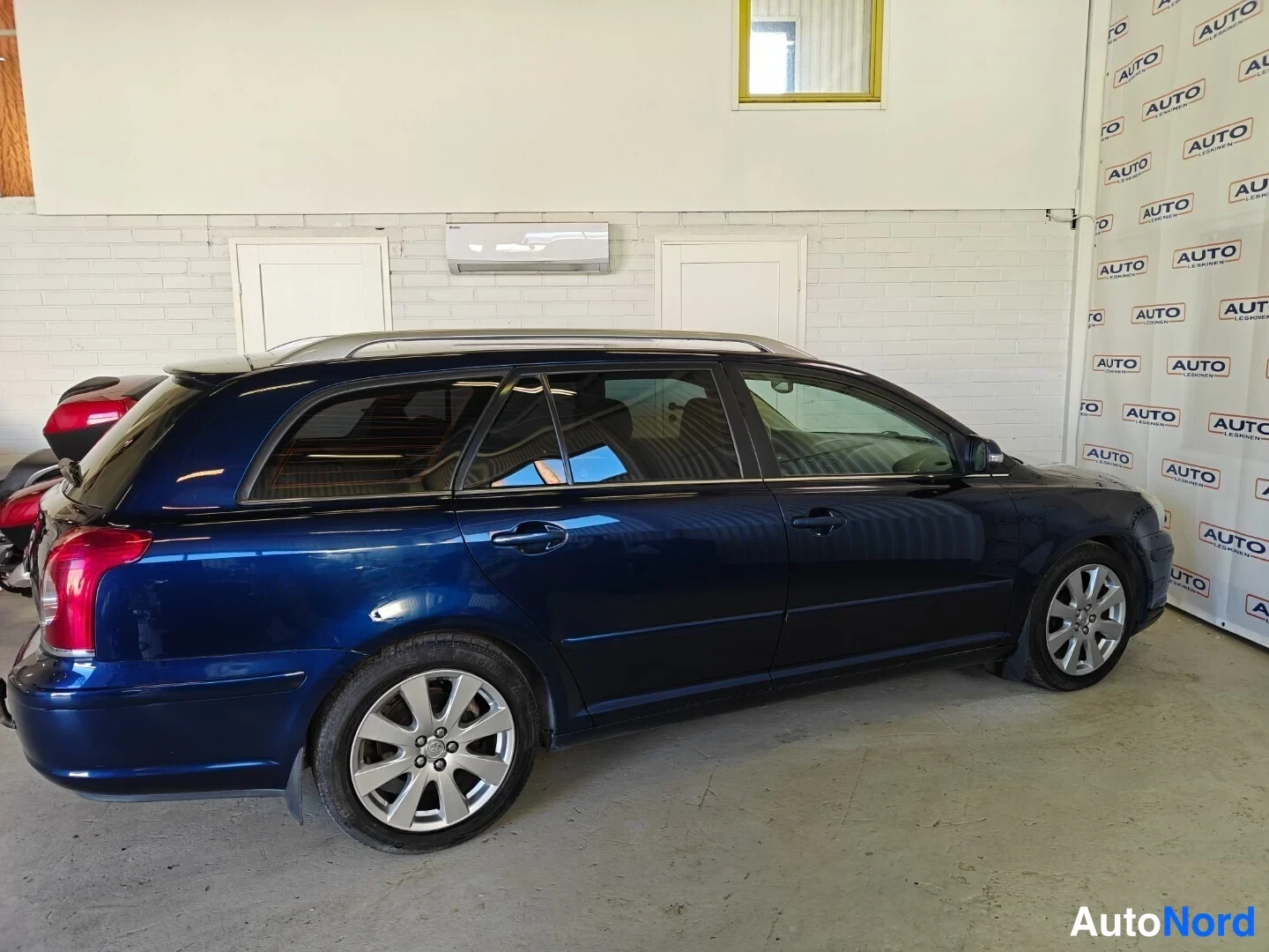 Sininen Toyota Avensis 2008, sivulta, kuva 4