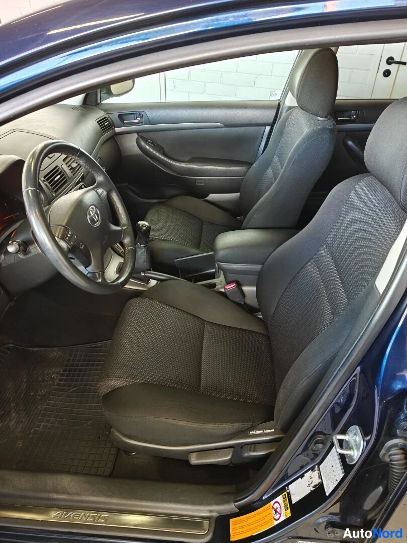 Sininen Toyota Avensis 2008, takaistuimet, kuva 10