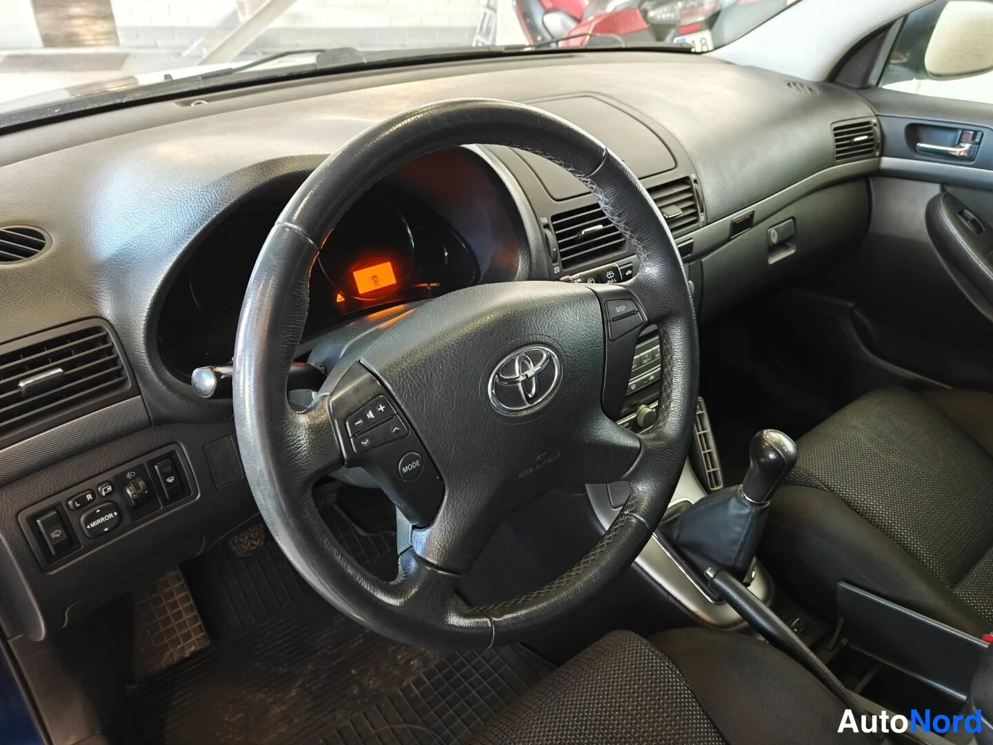 Sininen Toyota Avensis 2008, ohjaamo, kuva 8