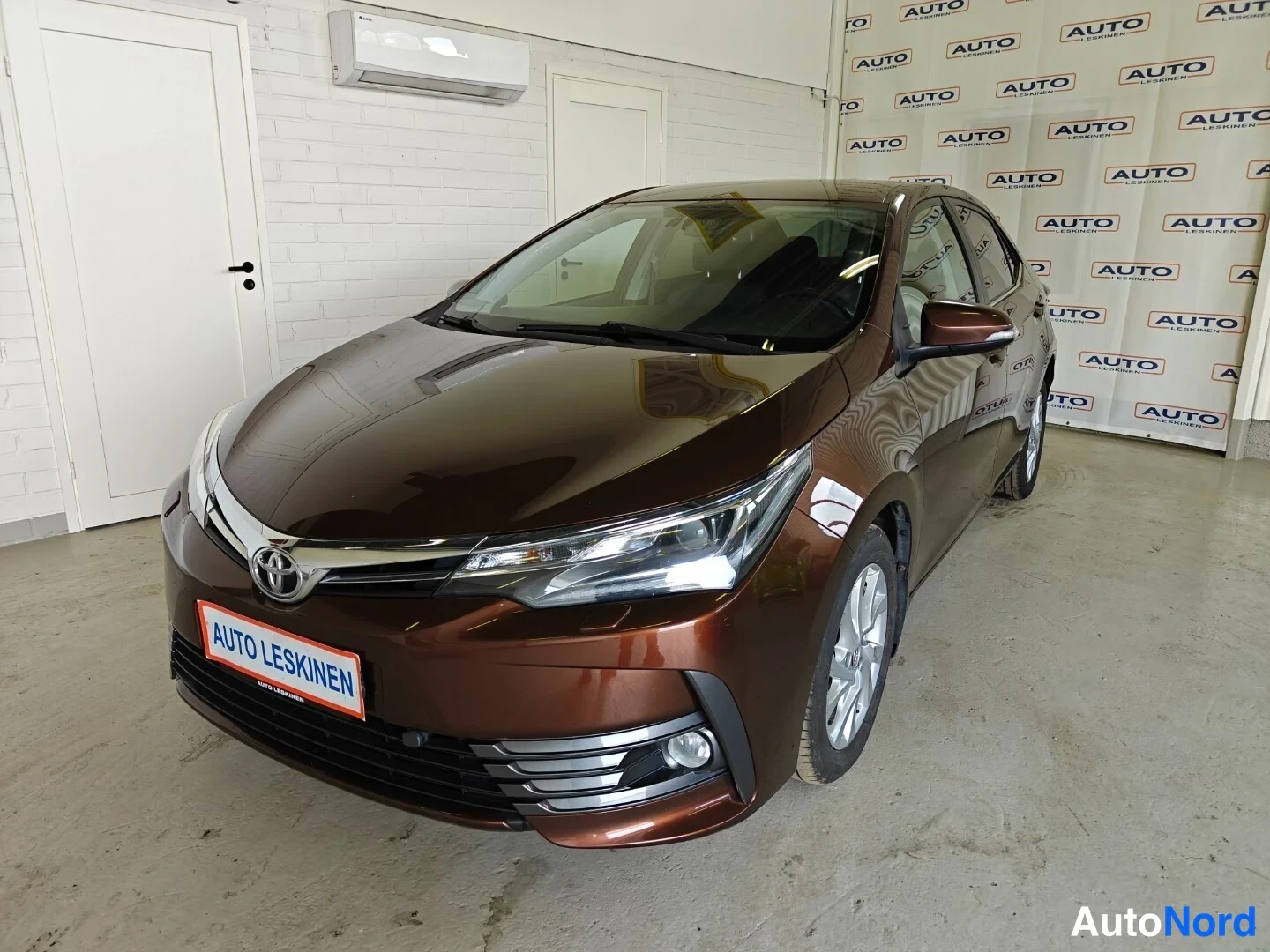 Ruskea Toyota Corolla 2017, etuviisto, keula vasemmalle, kuva 2