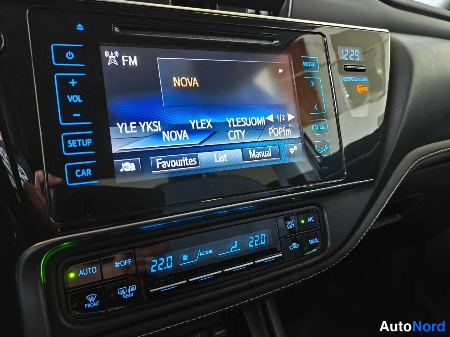 Ruskea Toyota Corolla 2017, ohjaamo, kuva 8