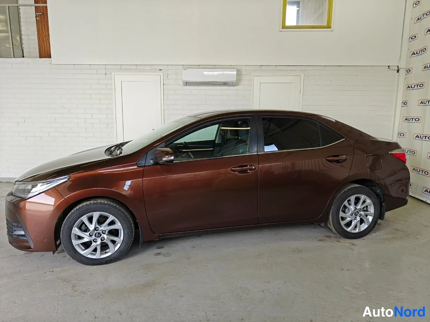 Ruskea Toyota Corolla 2017, etuviisto, keula vasemmalle, kuva 3
