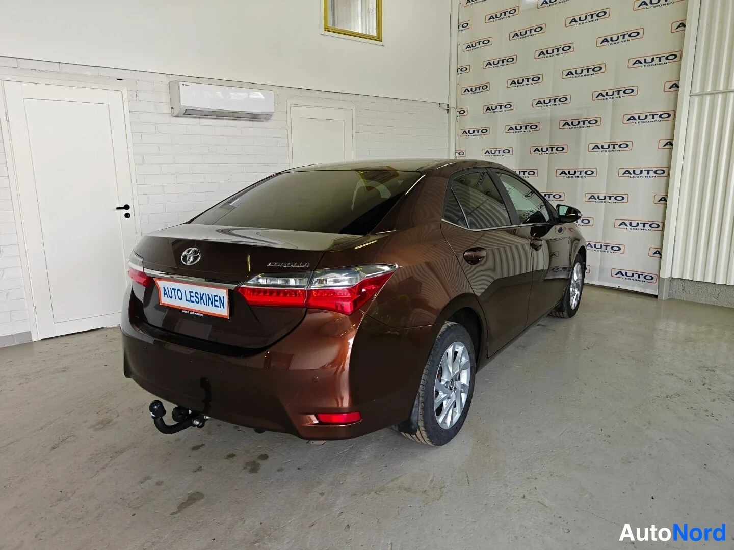 Ruskea Toyota Corolla 2017, takaviisto, kuva 4
