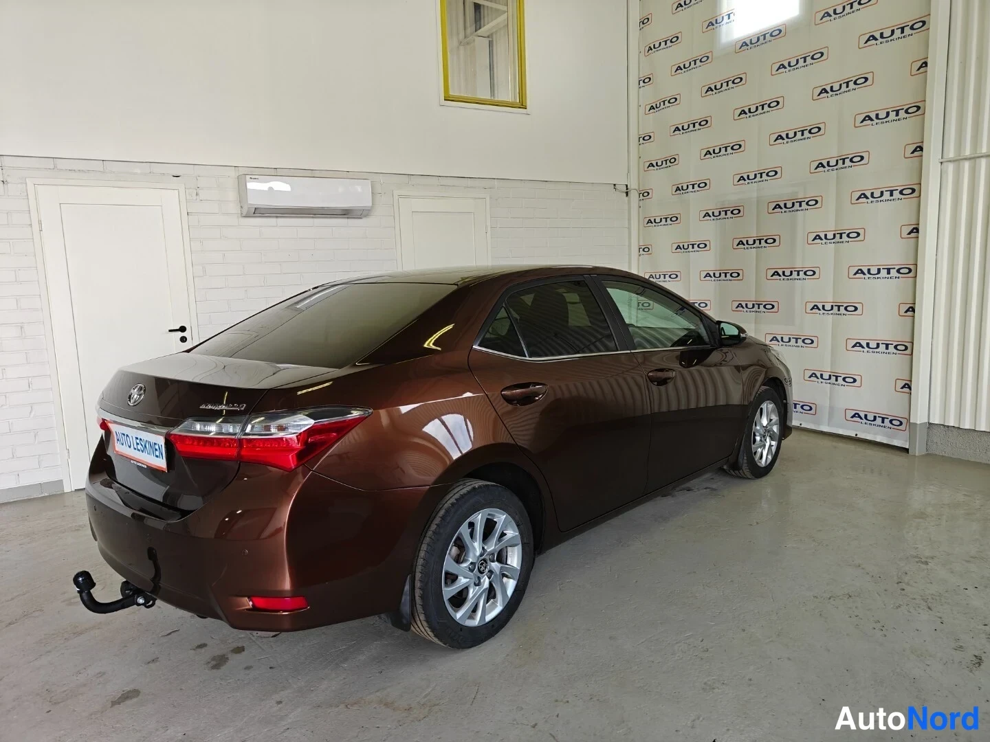 Ruskea Toyota Corolla 2017, takaviisto, kuva 5