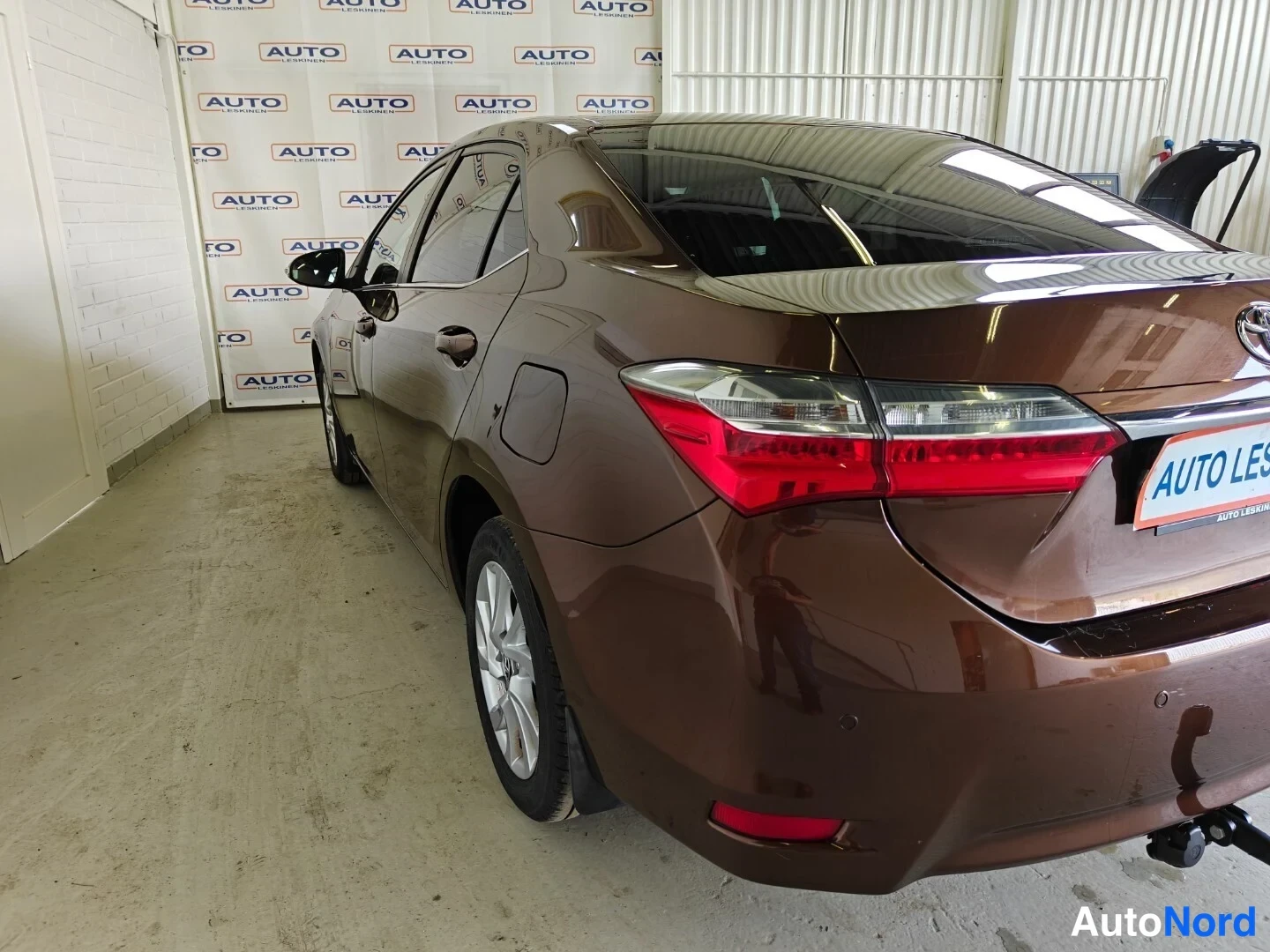 Ruskea Toyota Corolla 2017, takaviisto, kuva 6