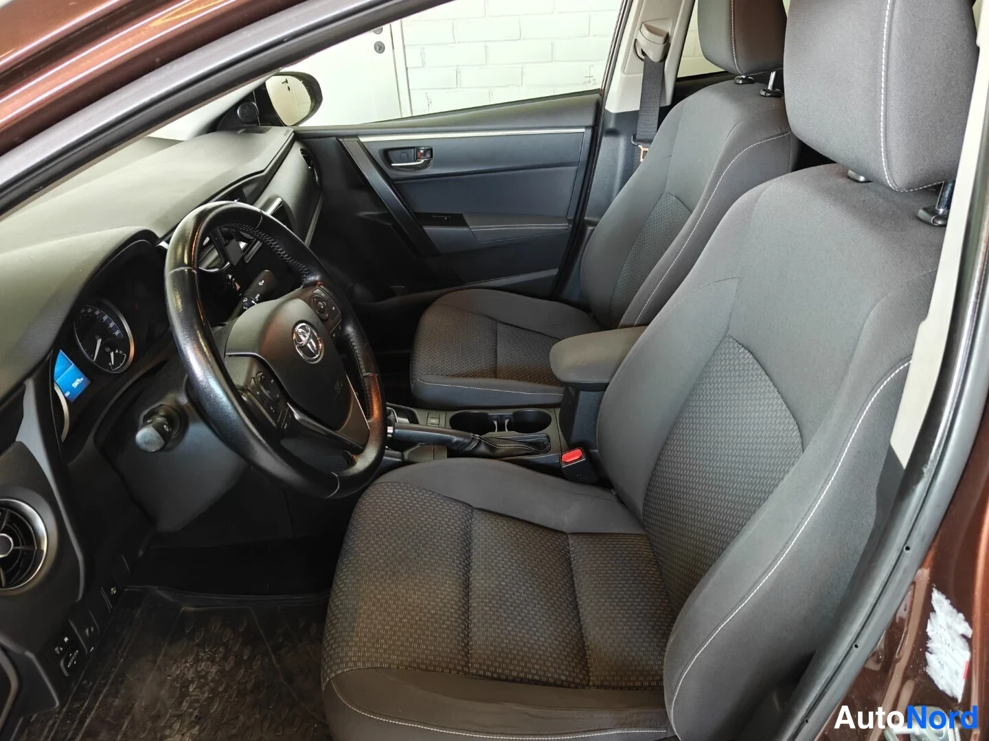 Ruskea Toyota Corolla 2017, etuistuimet, kuva 10