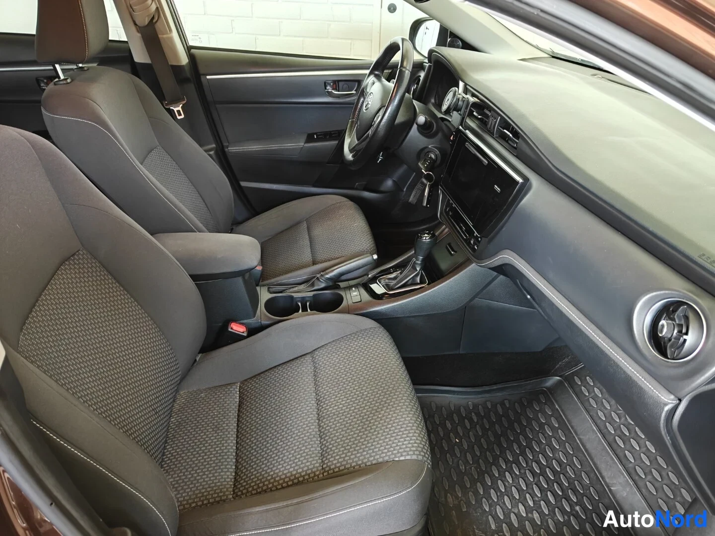 Ruskea Toyota Corolla 2017, ohjaamo, kuva 7