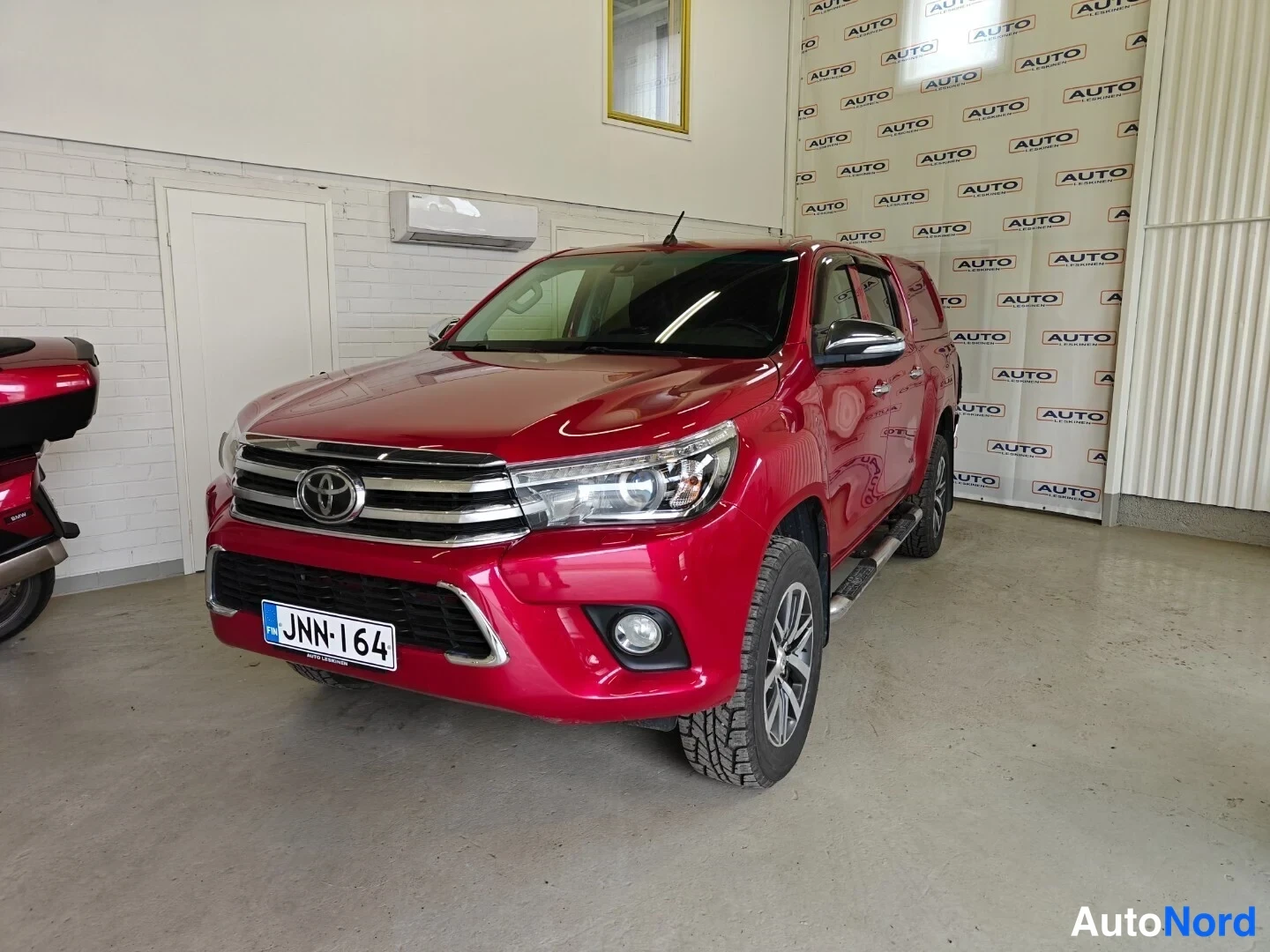 Punainen Toyota Hilux 2016, etuviisto, keula vasemmalle, kuva 2