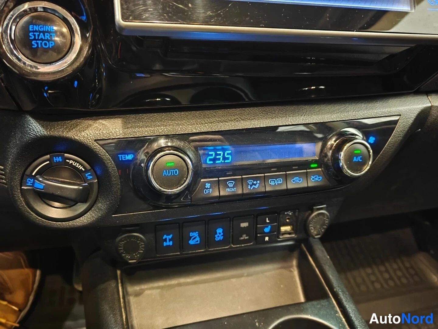 Punainen Toyota Hilux 2016, yksityiskohta, kuva 12