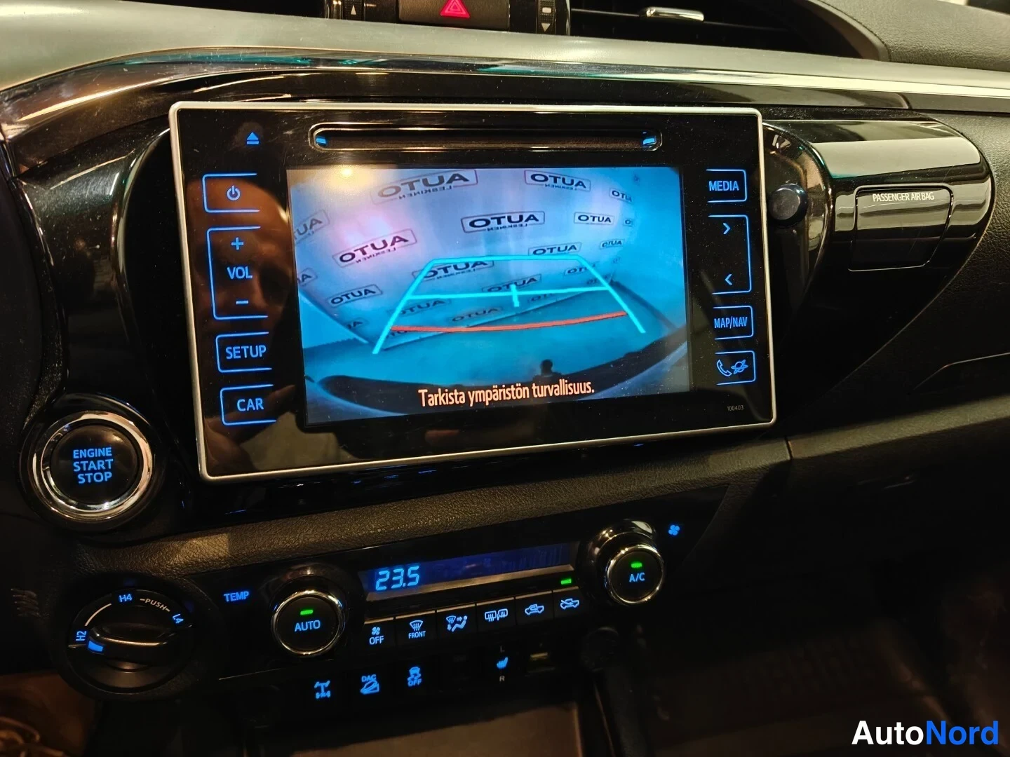 Punainen Toyota Hilux 2016, yksityiskohta, kuva 13
