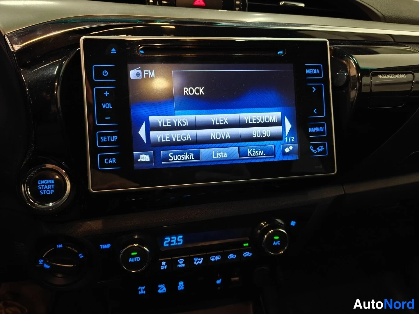 Punainen Toyota Hilux 2016, yksityiskohta, kuva 14
