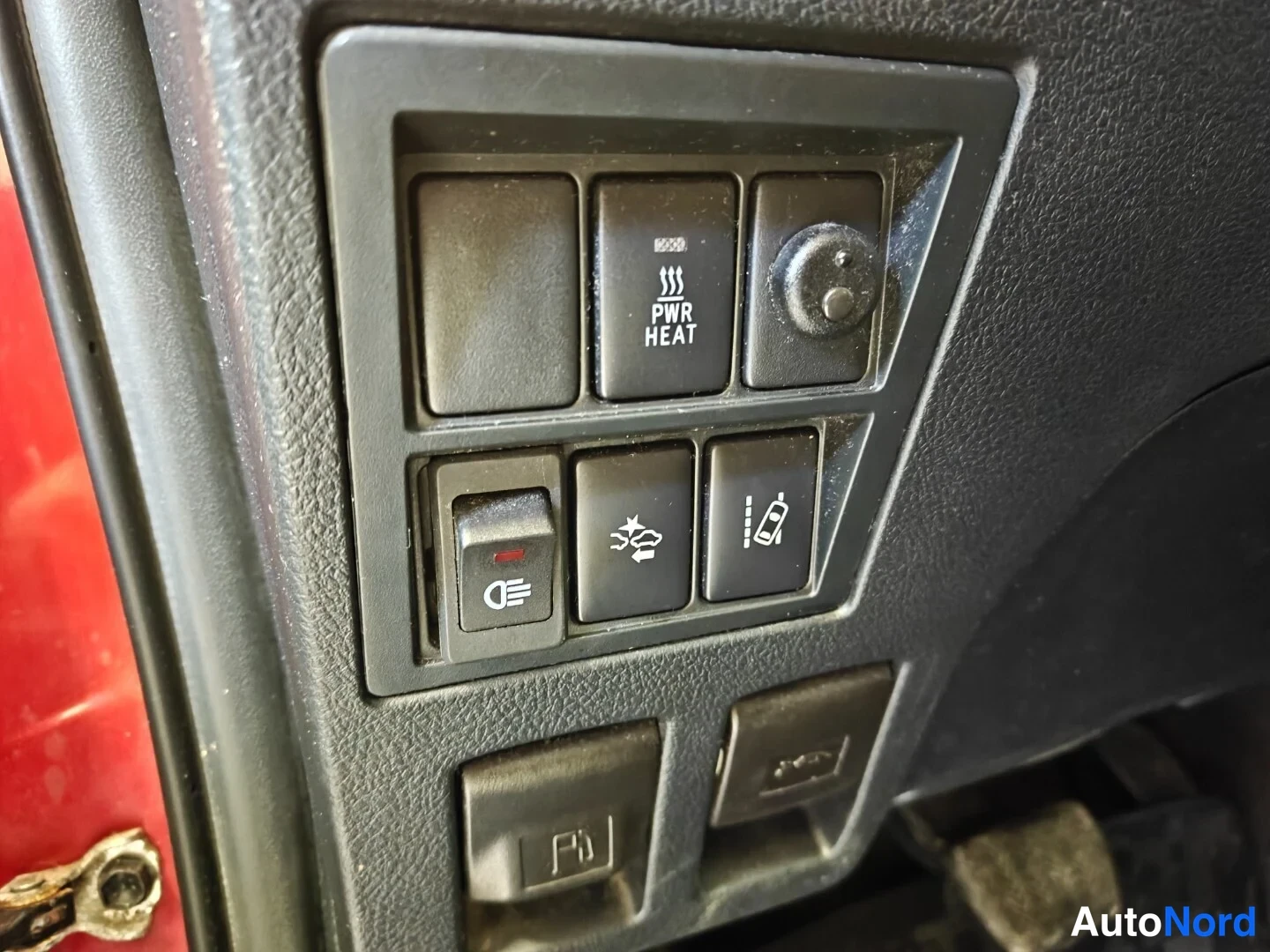 Punainen Toyota Hilux 2016, yksityiskohta, kuva 15