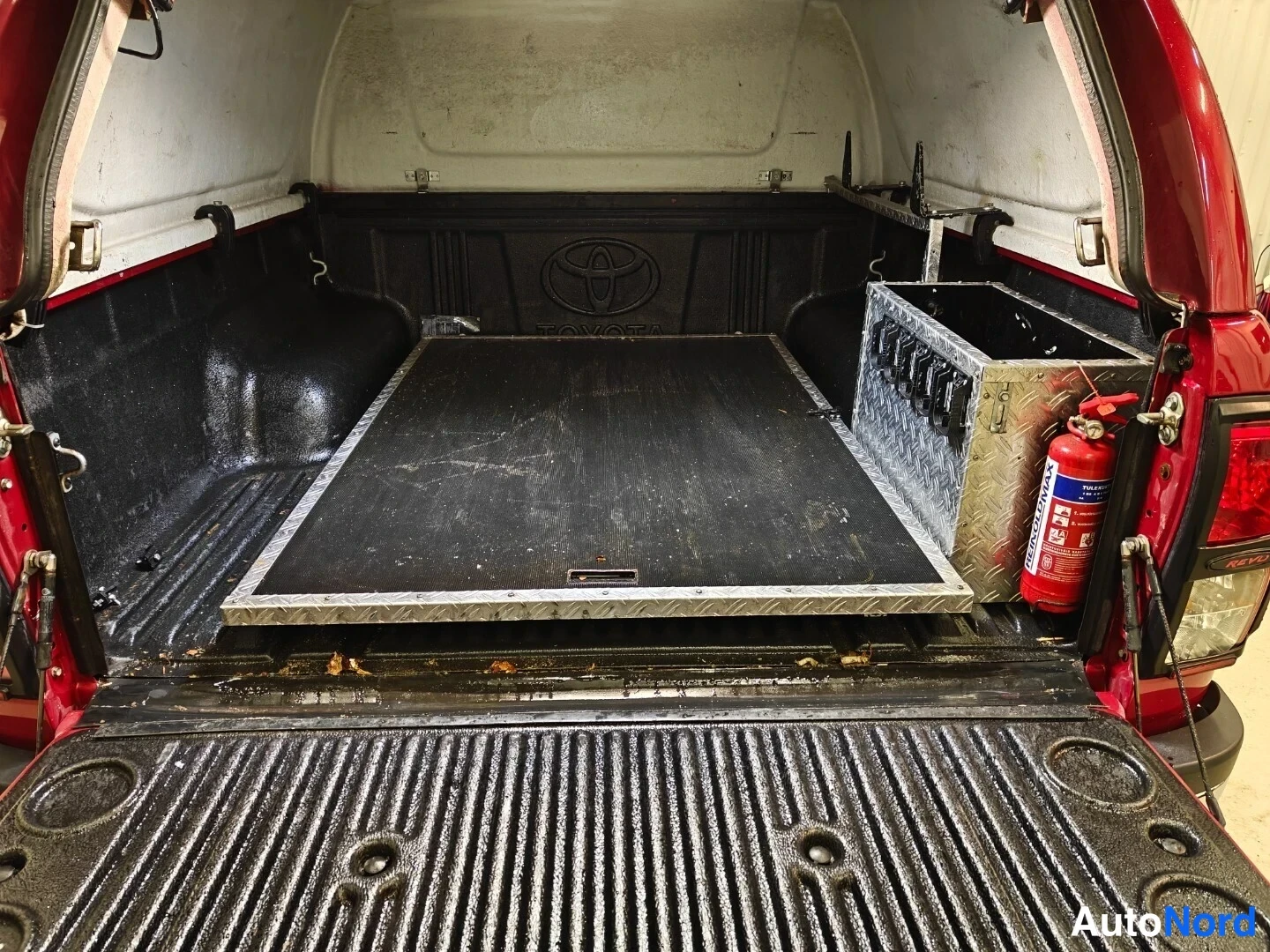 Punainen Toyota Hilux 2016, tavaratila, kuva 9