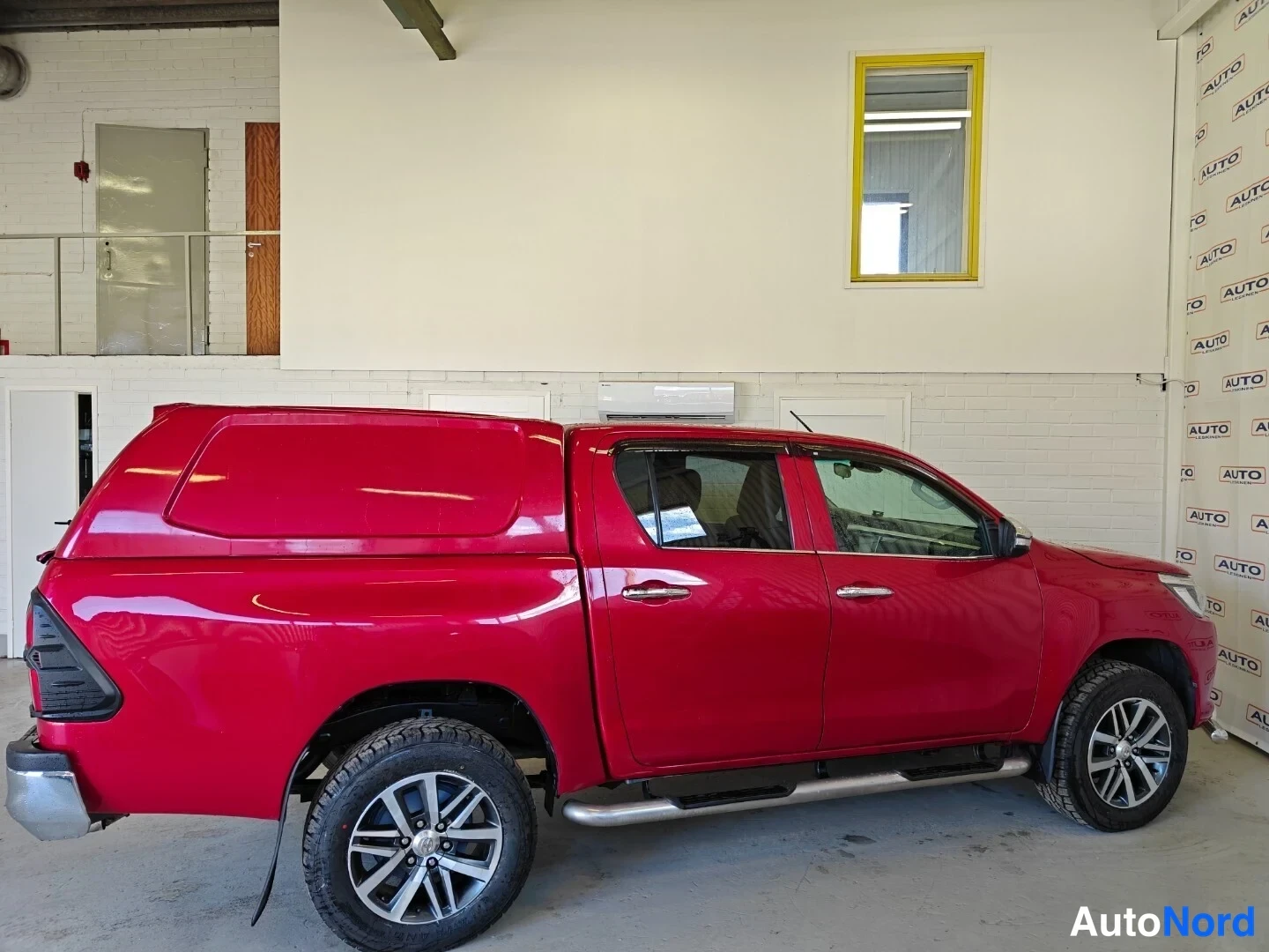 Punainen Toyota Hilux 2016, sivulta, kuva 4