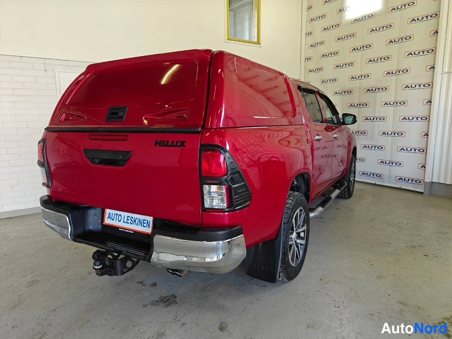 Punainen Toyota Hilux 2016, takaviisto, kuva 5