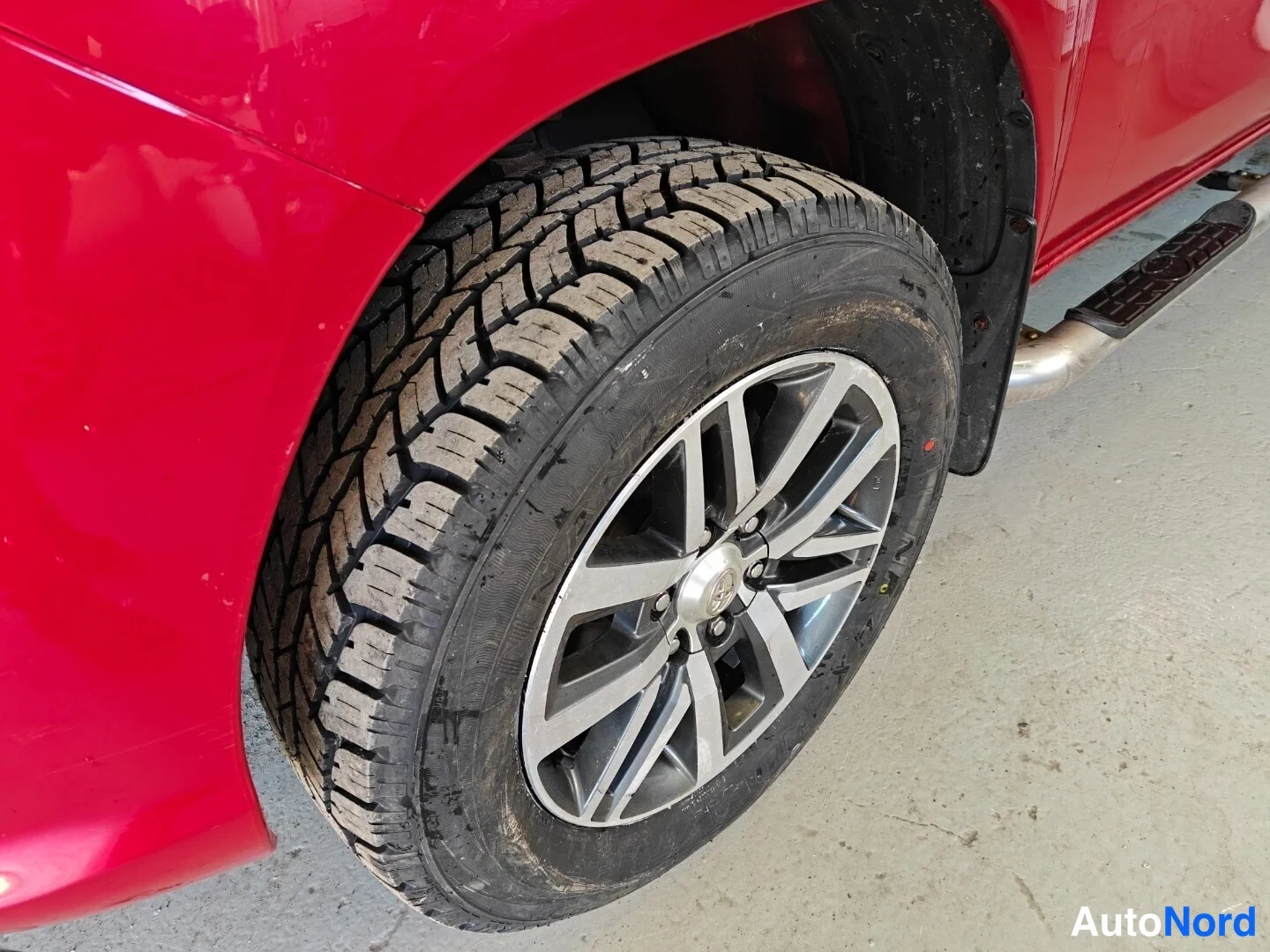 Punainen Toyota Hilux 2016, yksityiskohta, kuva 10