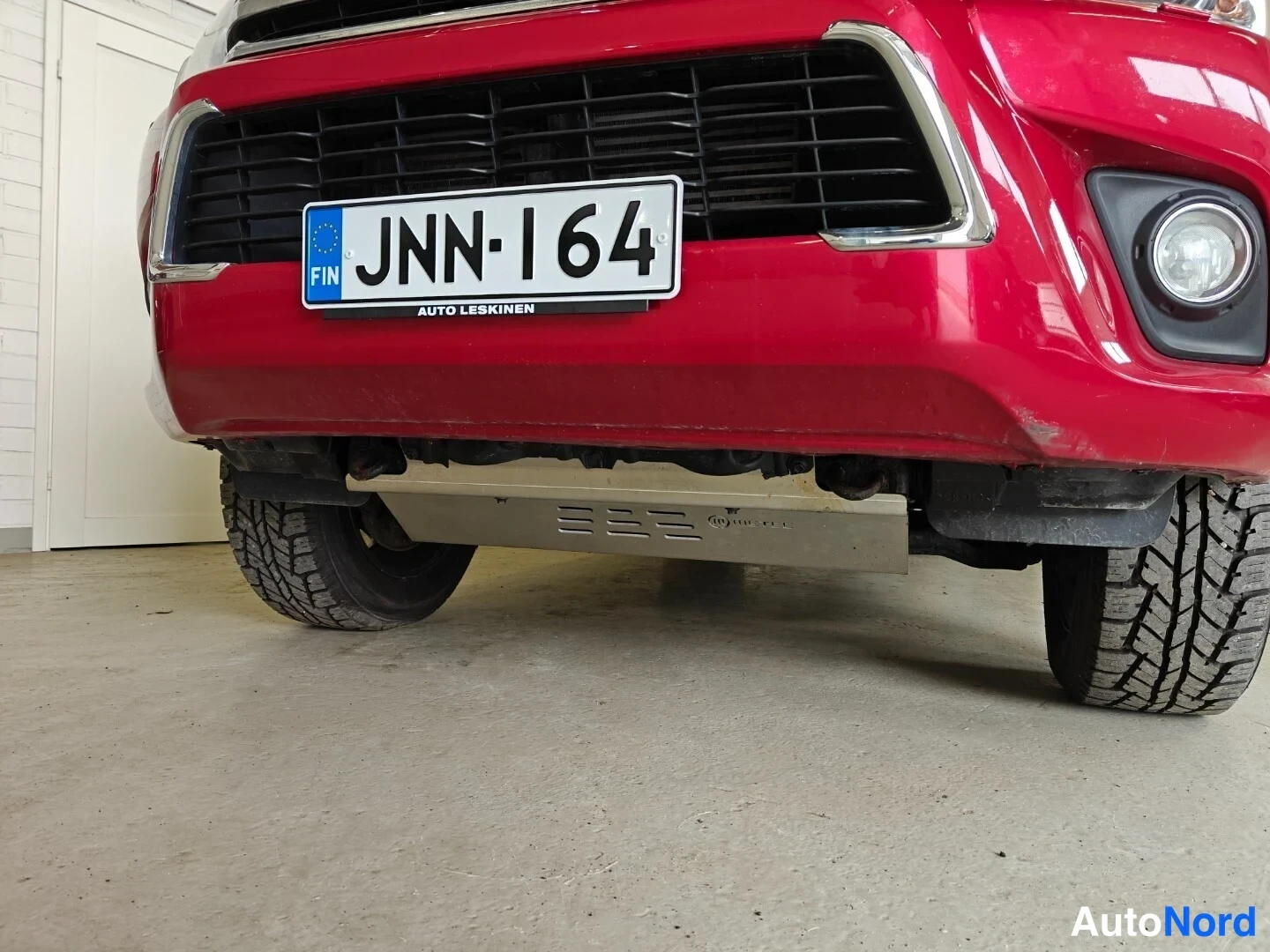 Punainen Toyota Hilux 2016, edestä, kuva 3