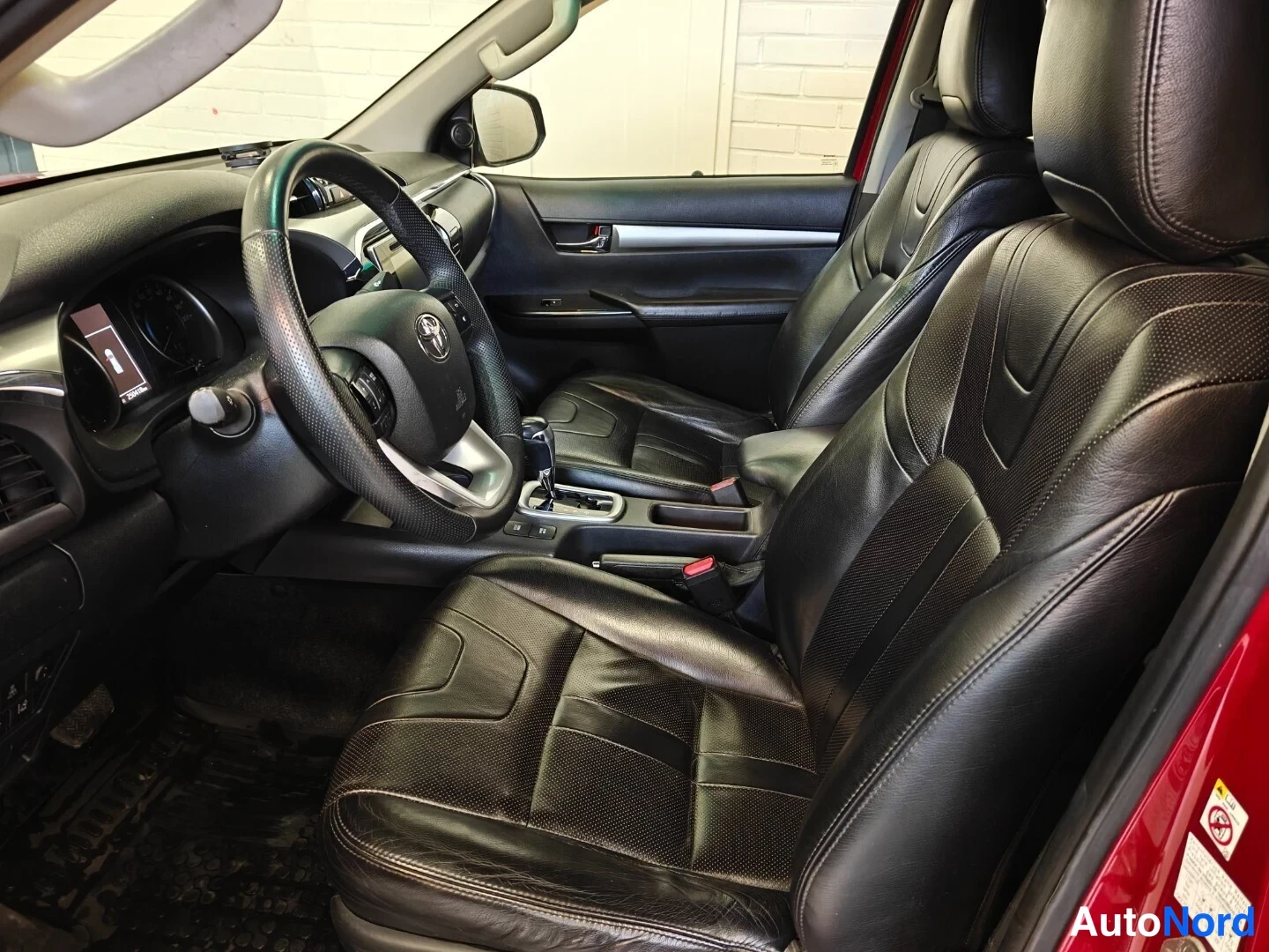 Punainen Toyota Hilux 2016, ohjaamo, kuva 6