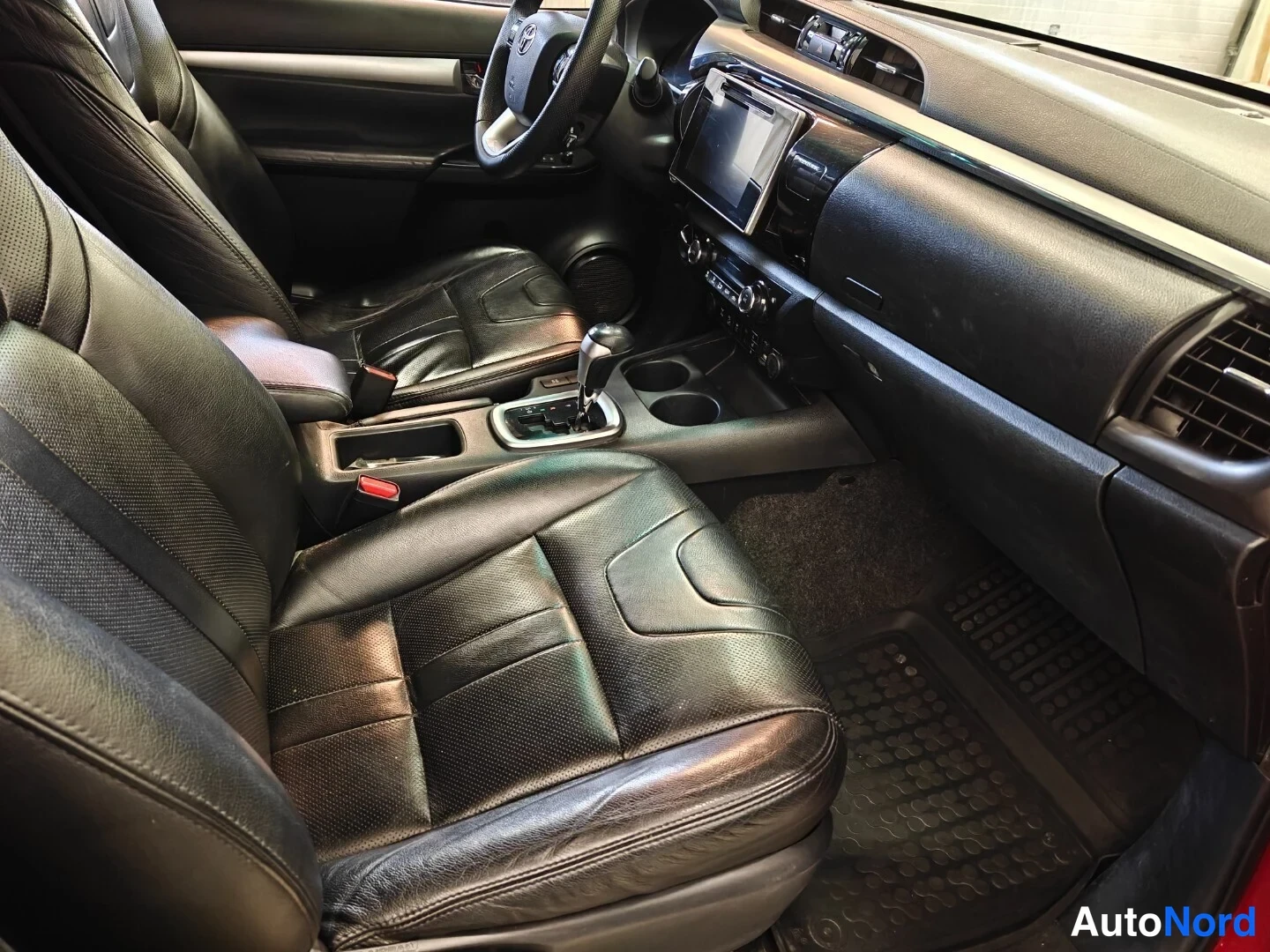 Punainen Toyota Hilux 2016, ohjaamo, kuva 7