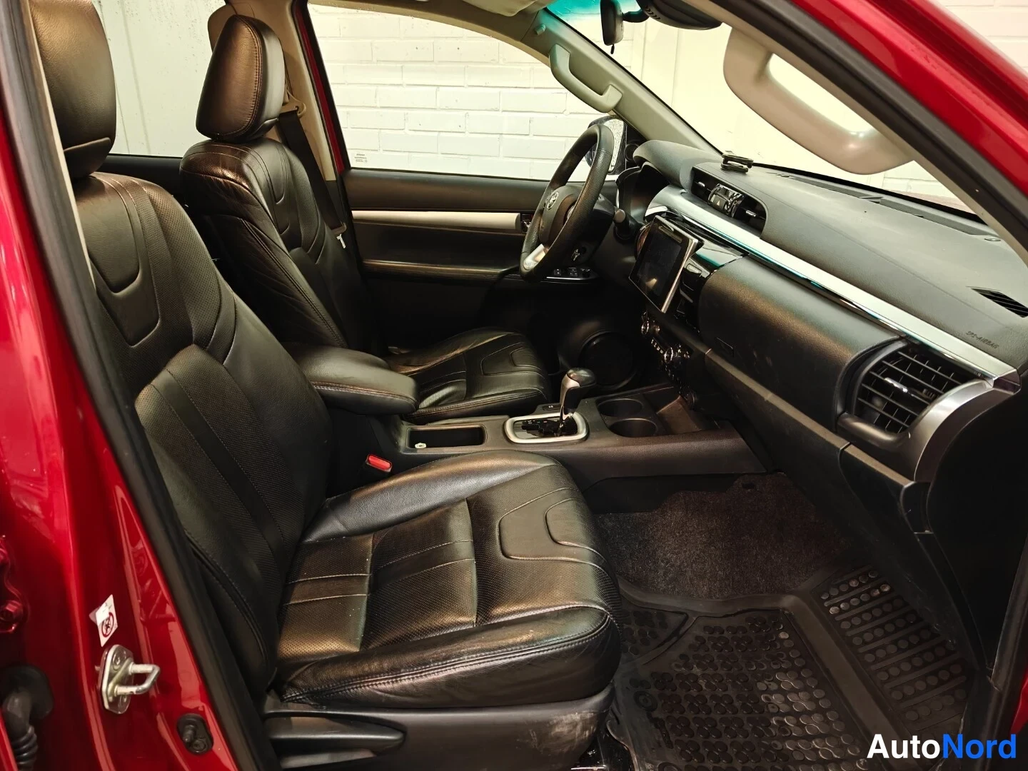 Punainen Toyota Hilux 2016, etuistuimet, kuva 8