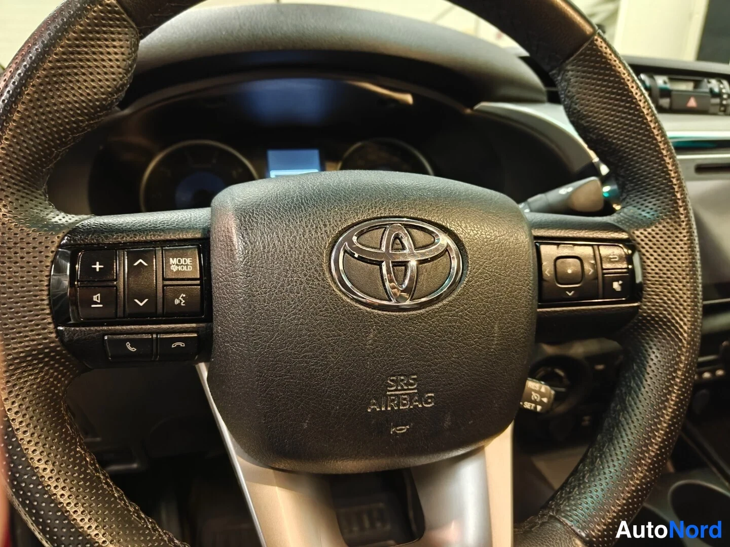 Punainen Toyota Hilux 2016, yksityiskohta, kuva 11