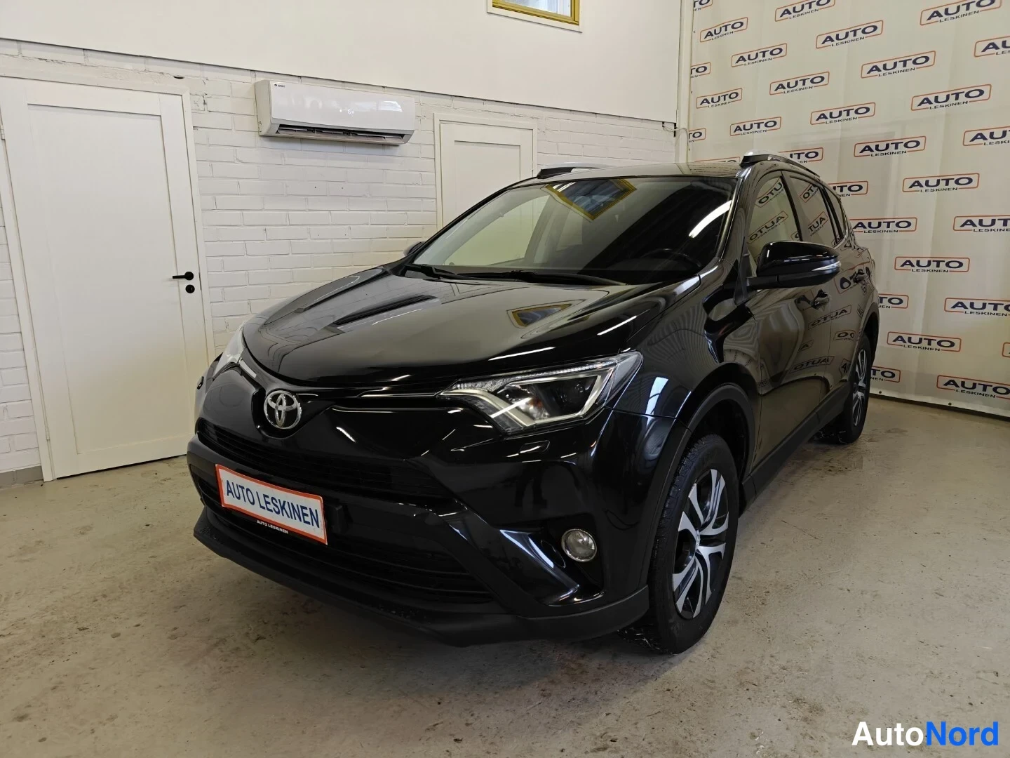 Musta Toyota RAV4 2016, etuviisto, keula vasemmalle, kuva 2