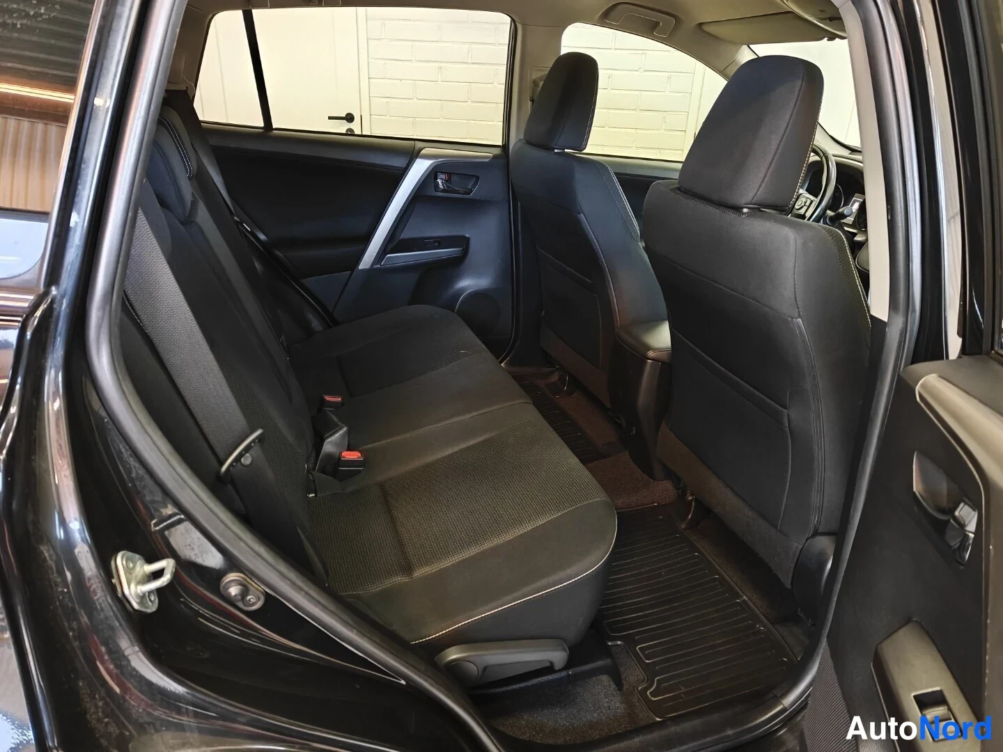 Musta Toyota RAV4 2016, takaistuimet, kuva 13