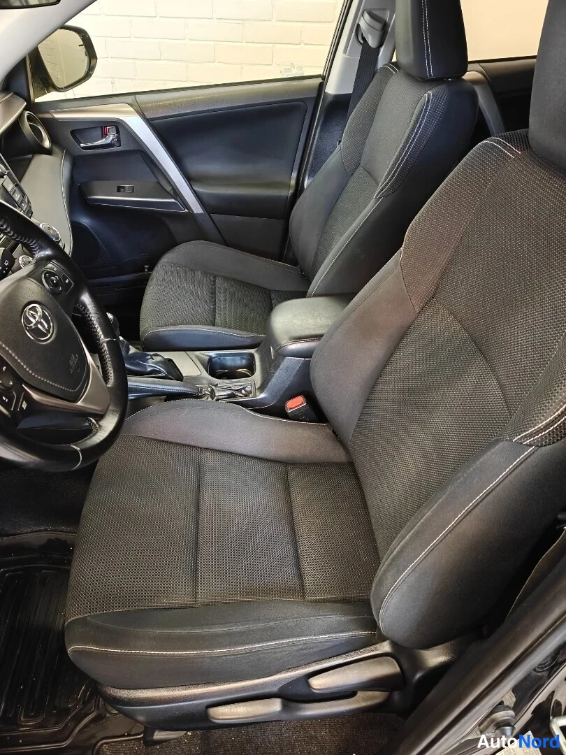 Musta Toyota RAV4 2016, etuistuimet, kuva 12