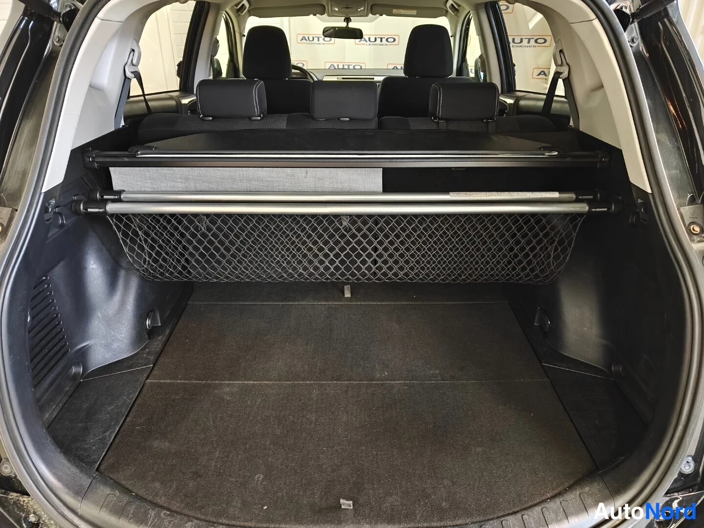 Musta Toyota RAV4 2016, tavaratila, kuva 14