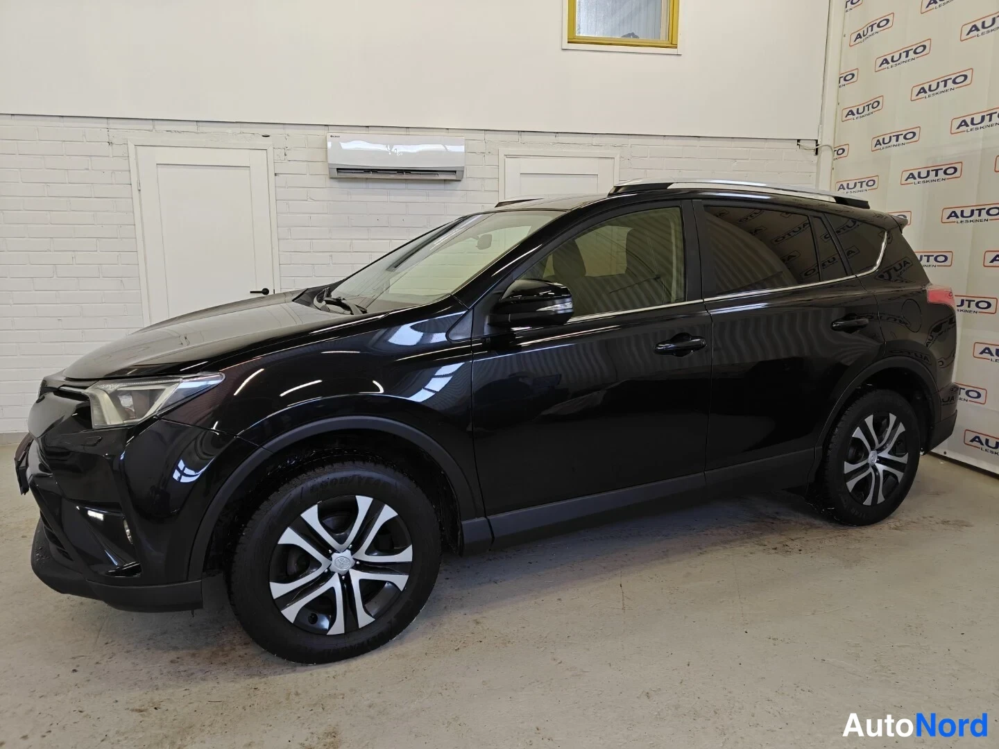 Musta Toyota RAV4 2016, etuviisto, keula vasemmalle, kuva 3