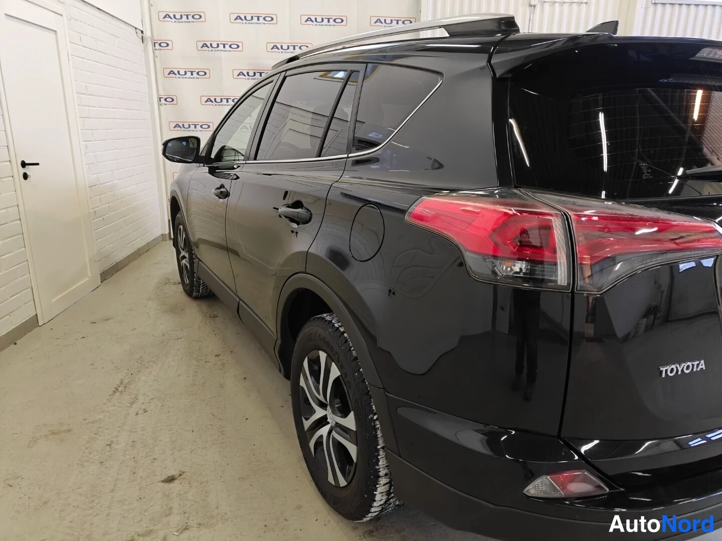 Musta Toyota RAV4 2016, takaviisto, kuva 4