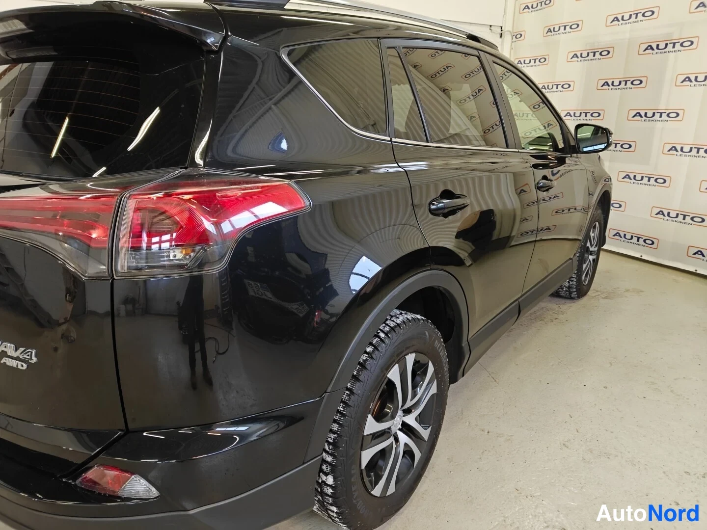 Musta Toyota RAV4 2016, takaviisto, kuva 5