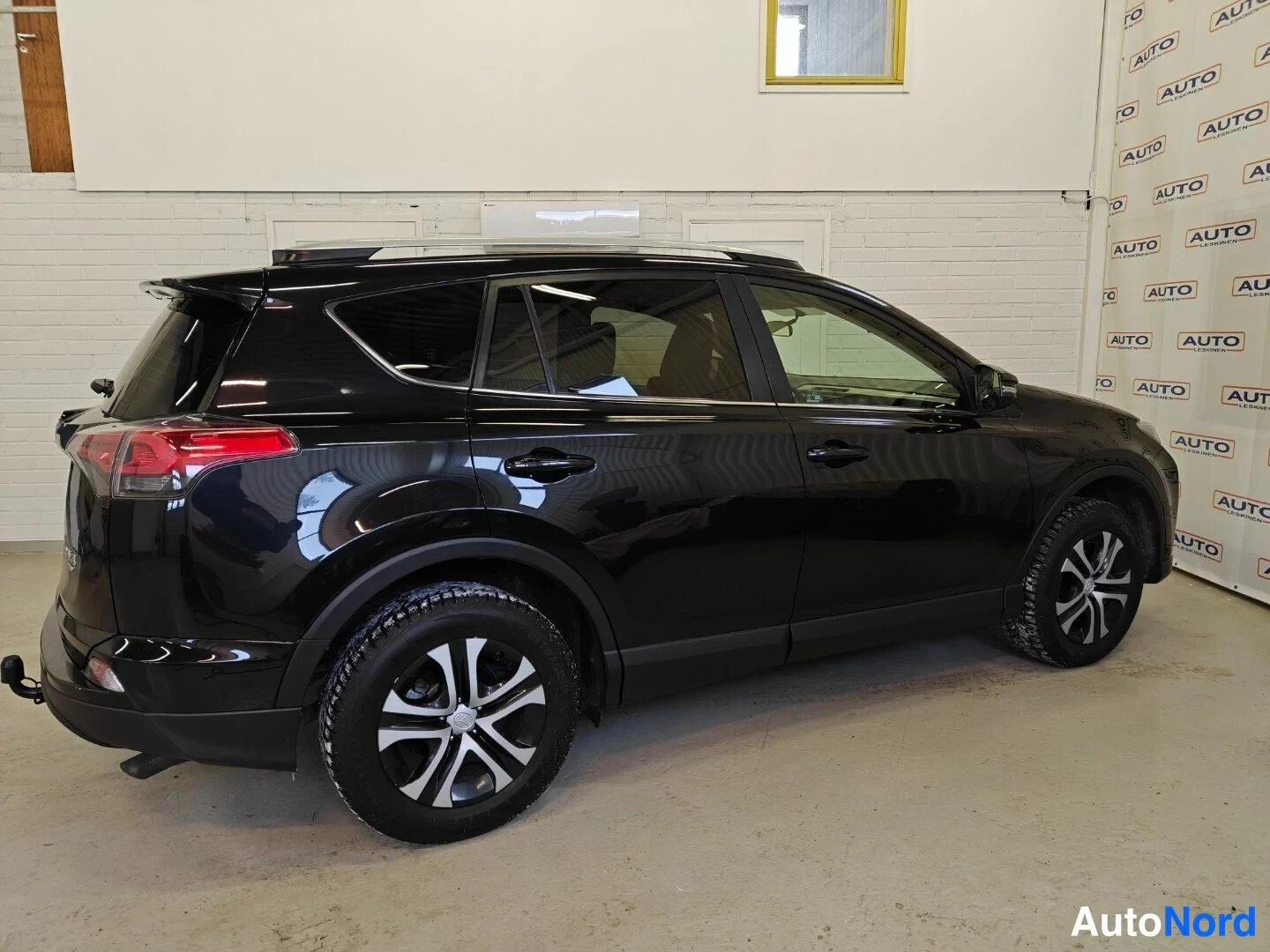 Musta Toyota RAV4 2016, takaviisto, kuva 6