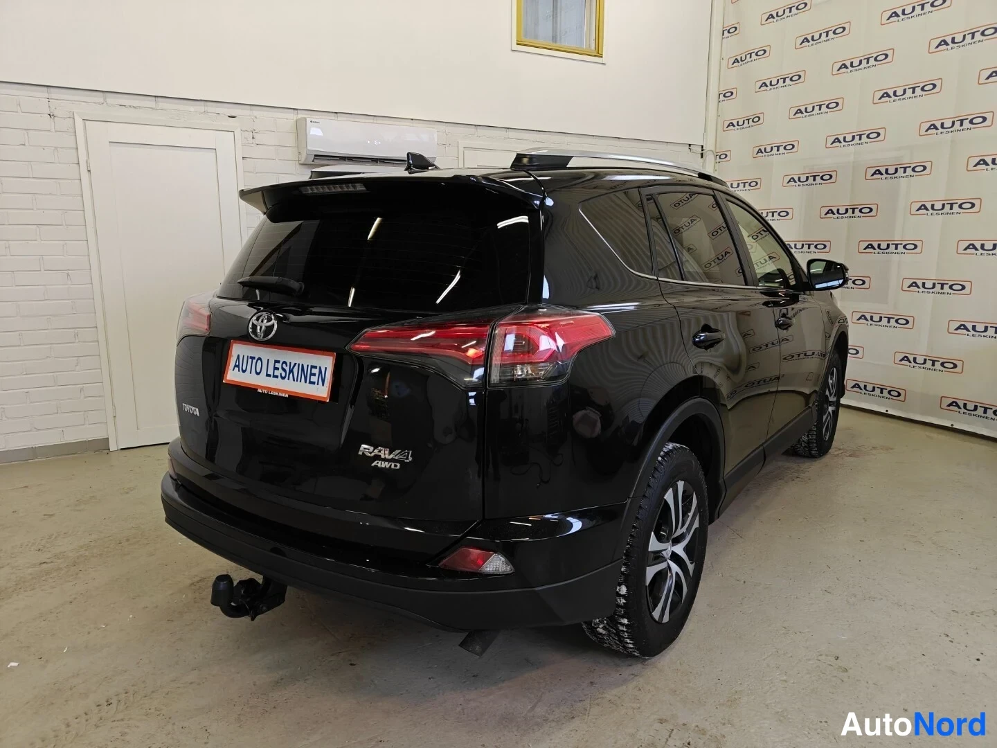 Musta Toyota RAV4 2016, takaviisto, kuva 8