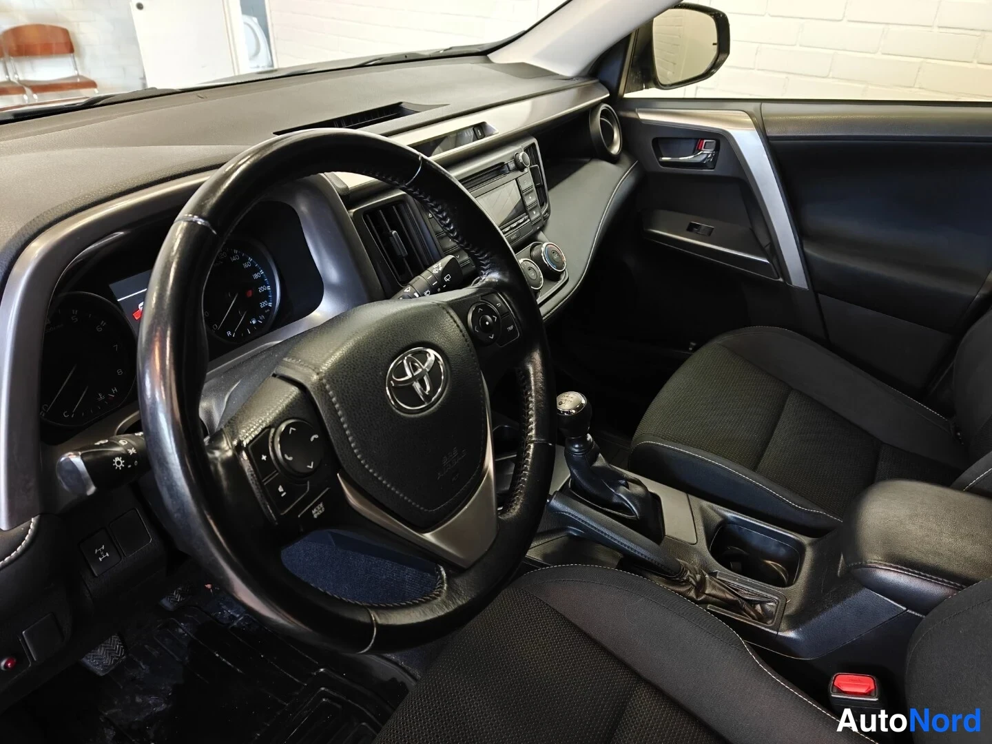 Musta Toyota RAV4 2016, ohjaamo, kuva 9