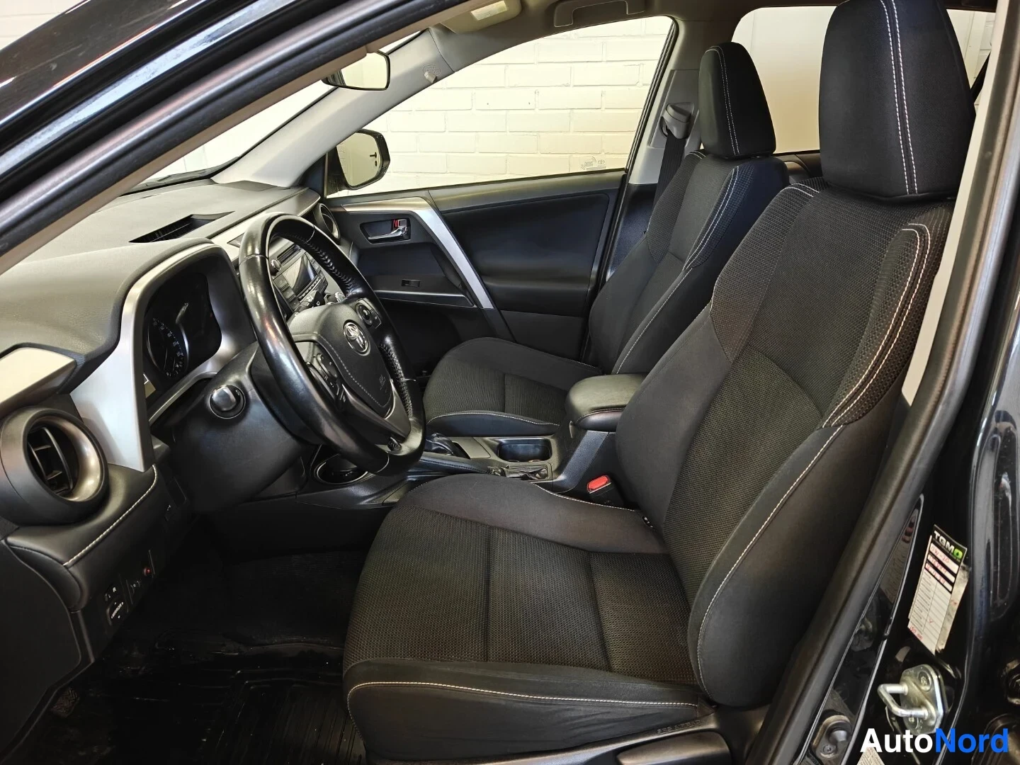 Musta Toyota RAV4 2016, etuistuimet, kuva 11