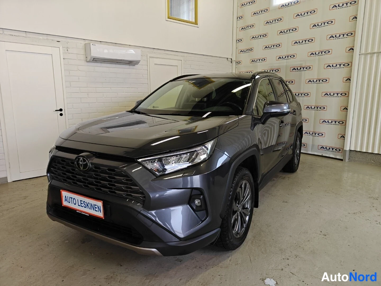 Harmaa Toyota RAV4 2023, etuviisto, keula vasemmalle, kuva 2