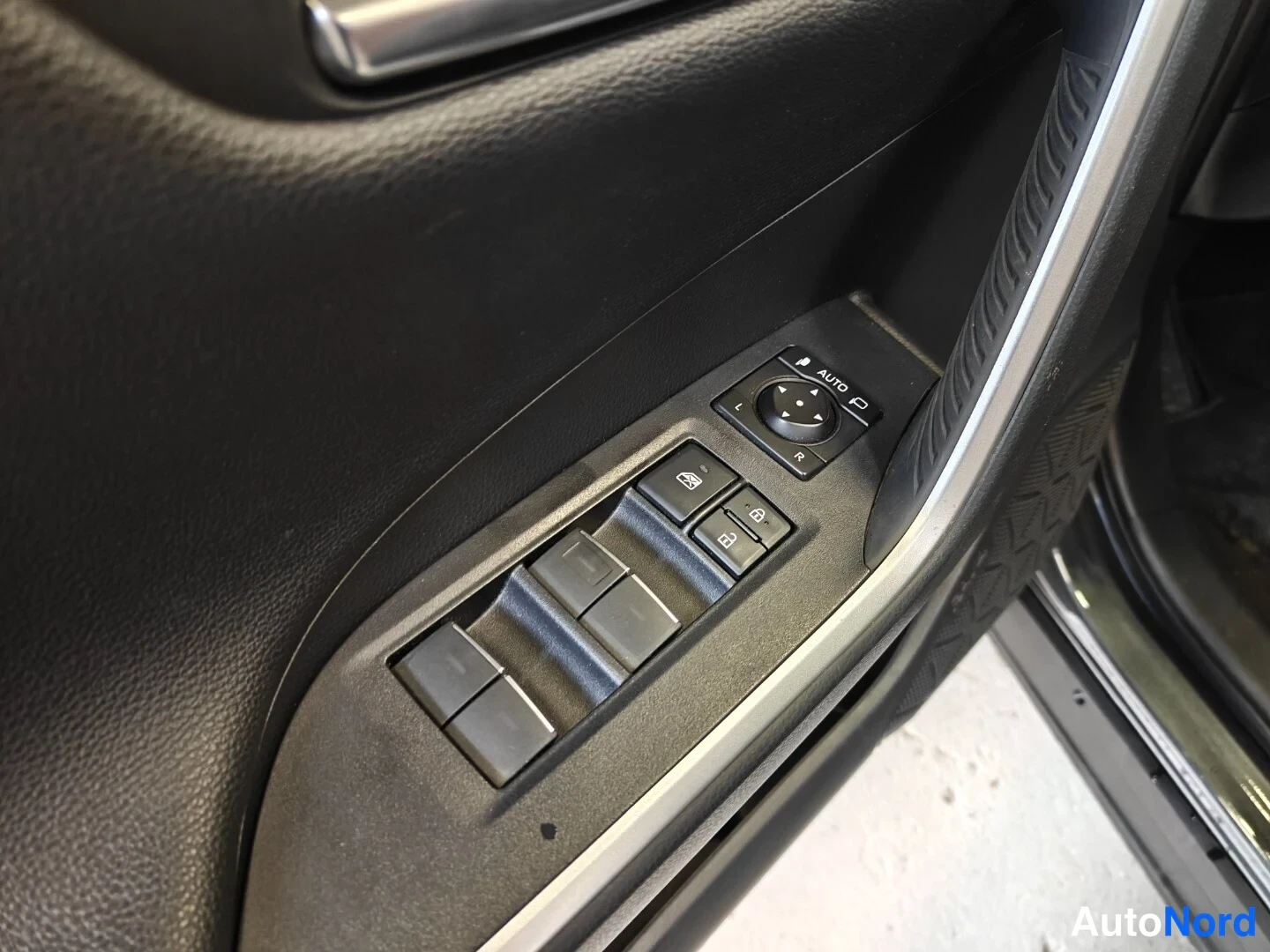Harmaa Toyota RAV4 2023, yksityiskohta, kuva 16