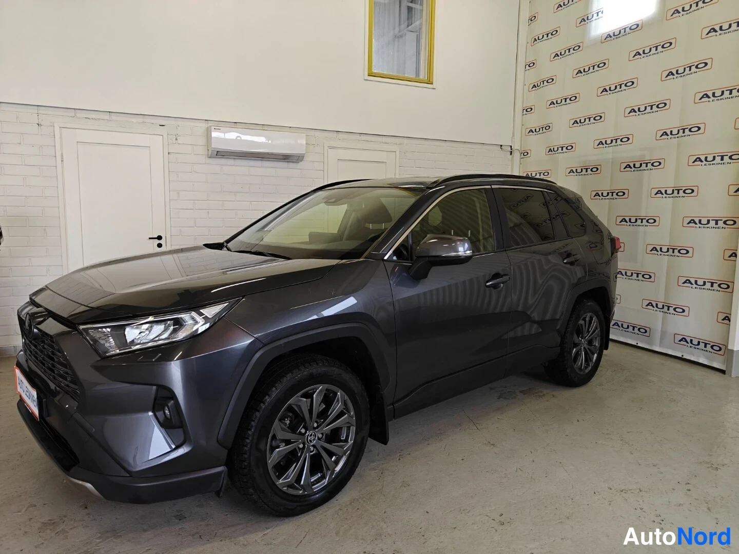 Harmaa Toyota RAV4 2023, etuviisto, keula vasemmalle, kuva 3