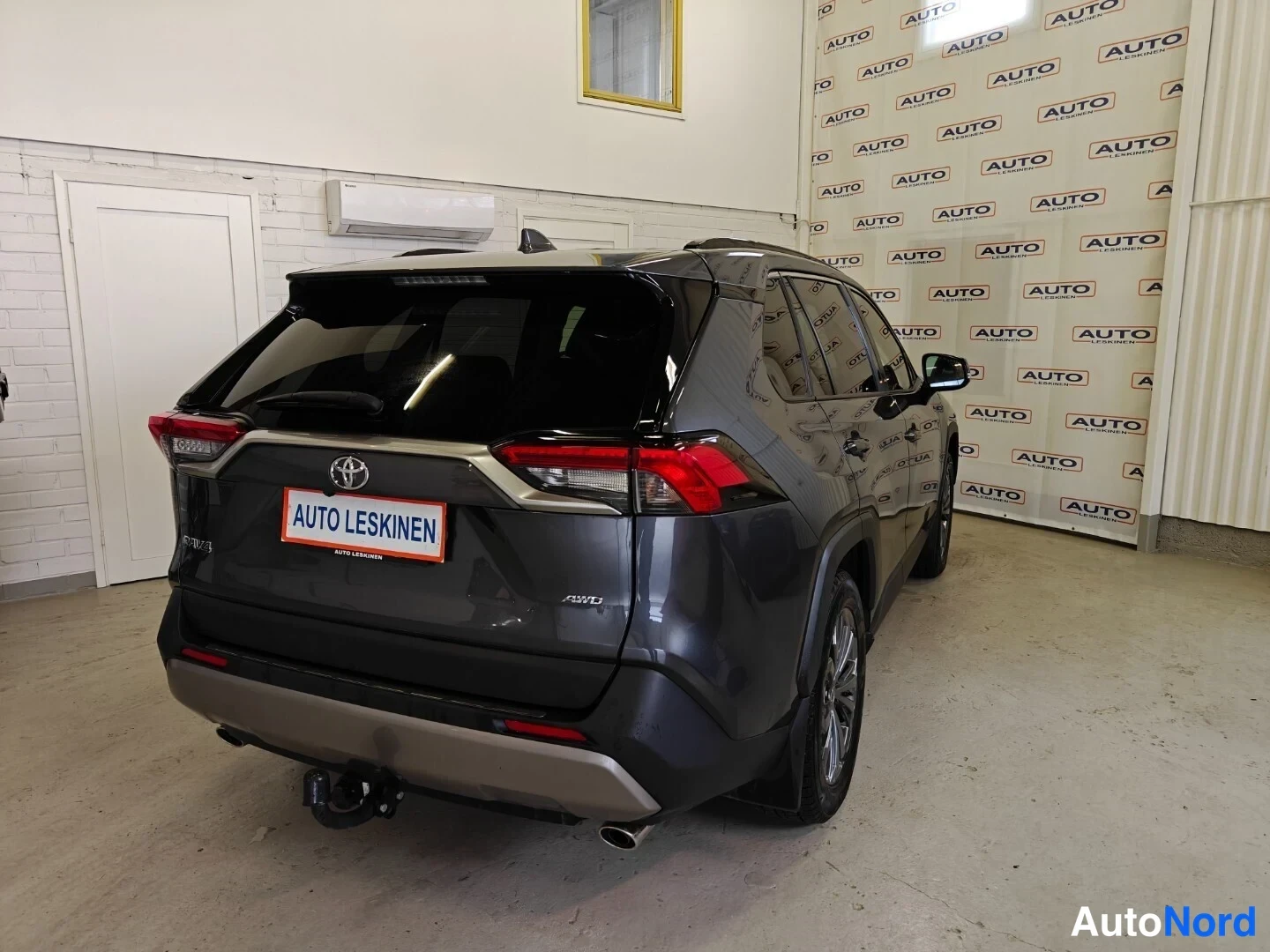 Harmaa Toyota RAV4 2023, takaviisto, kuva 4