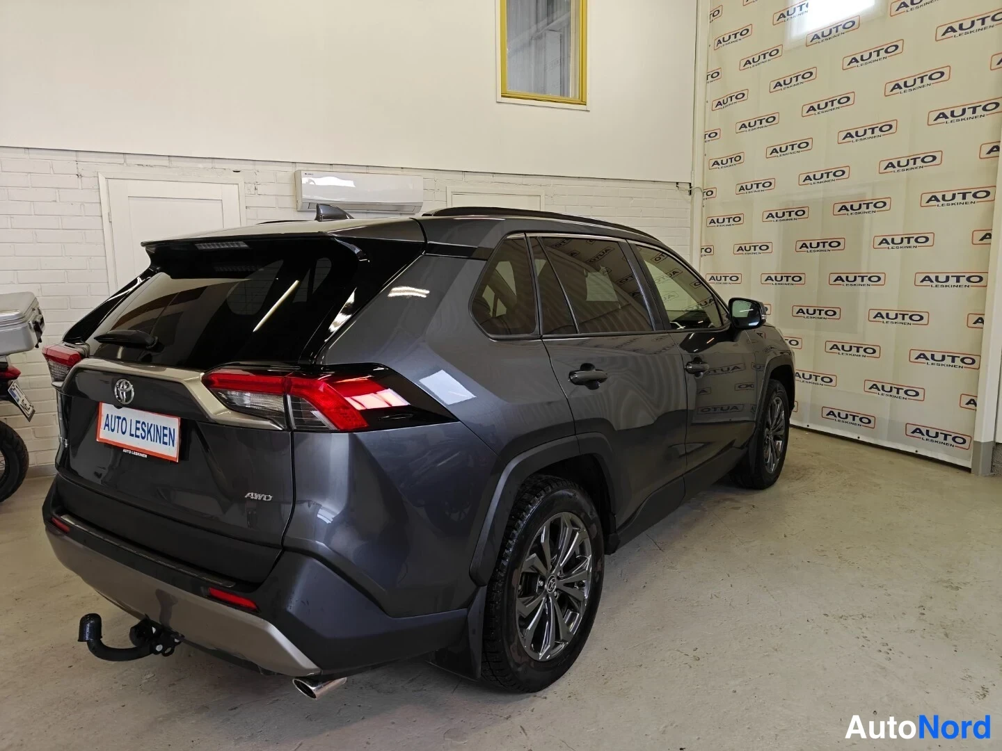Harmaa Toyota RAV4 2023, takaviisto, kuva 5